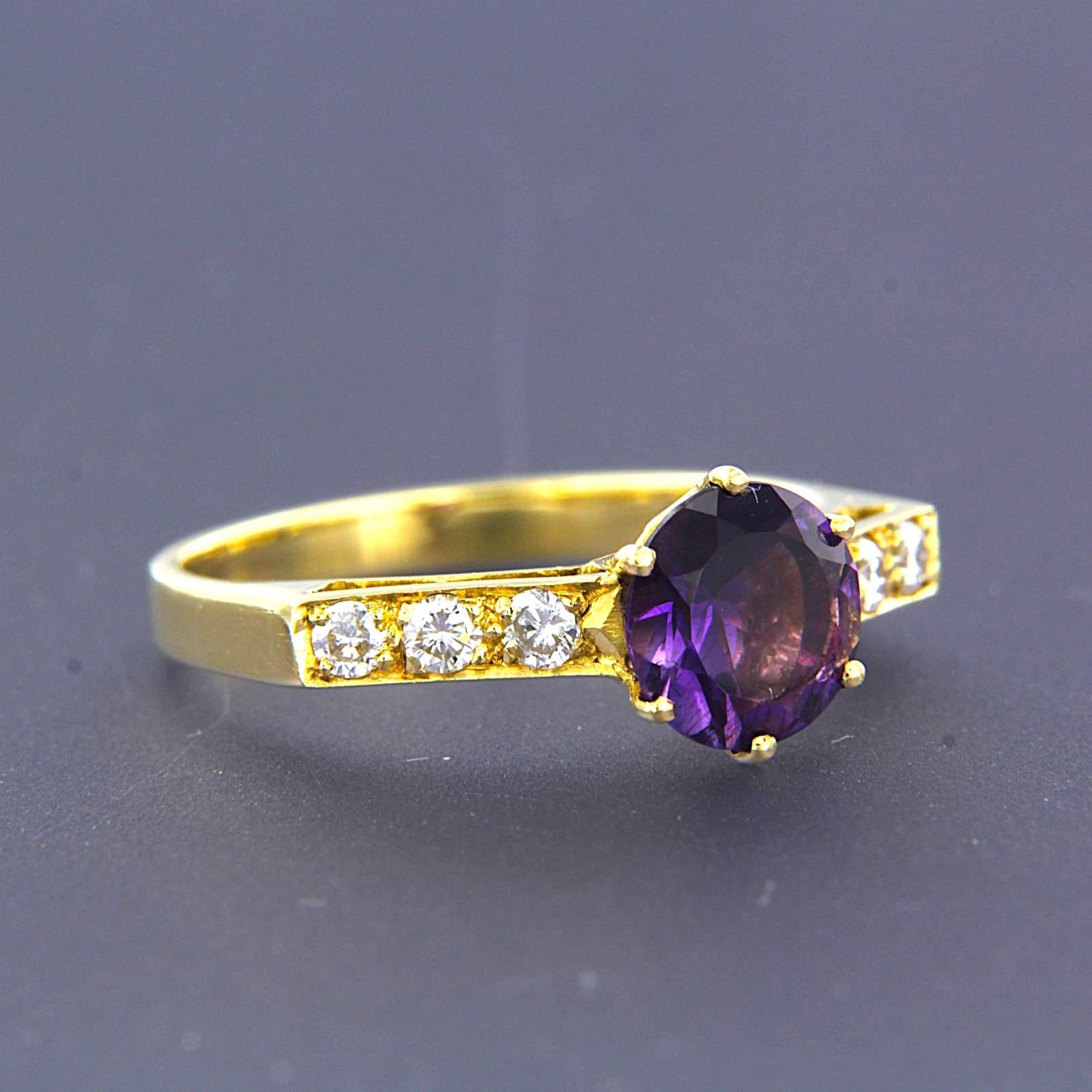 Anillo con amatista hasta 1,20ct y diamantes talla brillante hasta 0,24ct Oro de 18k Moderno en venta