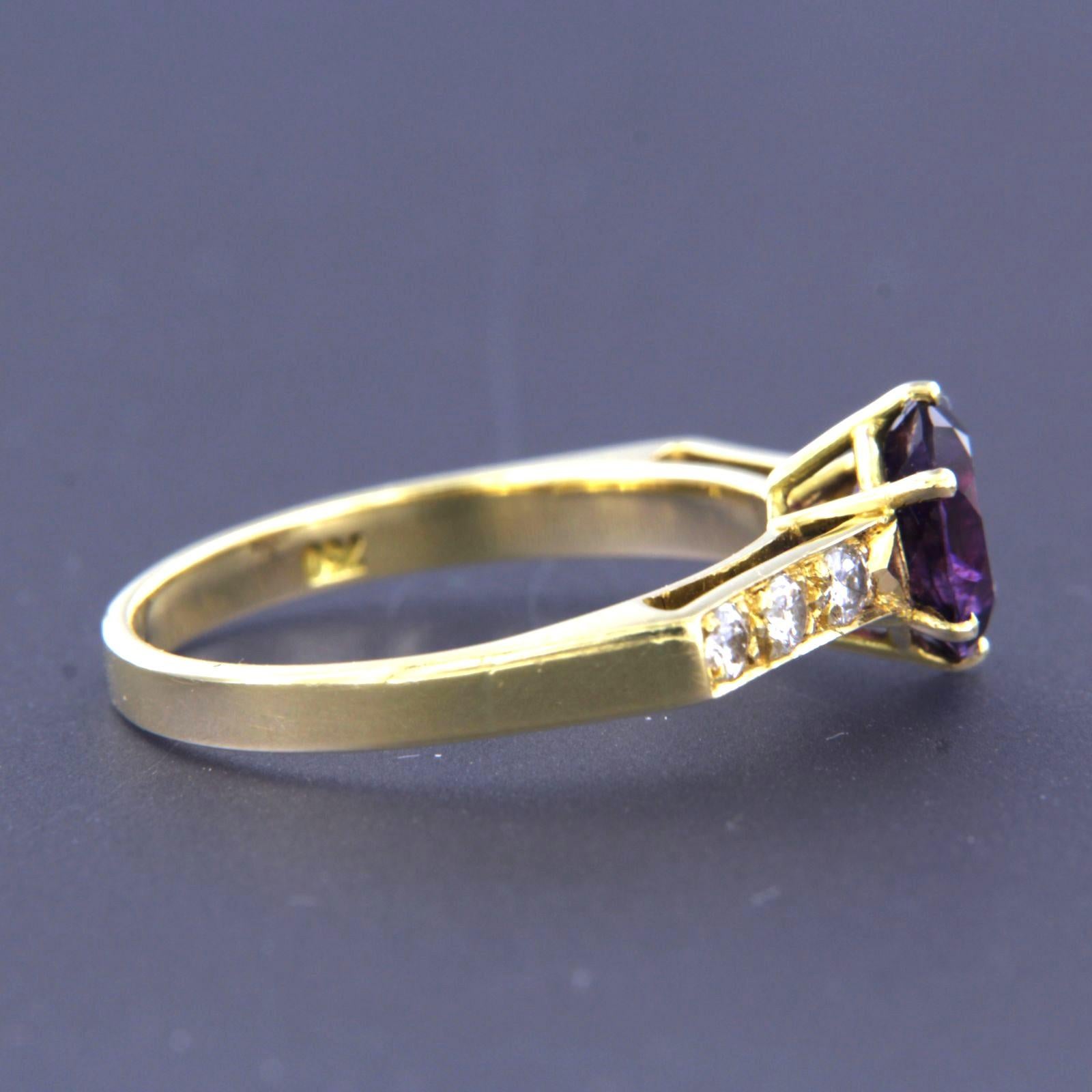 Anillo con amatista hasta 1,20ct y diamantes talla brillante hasta 0,24ct Oro de 18k Corte brillante en venta