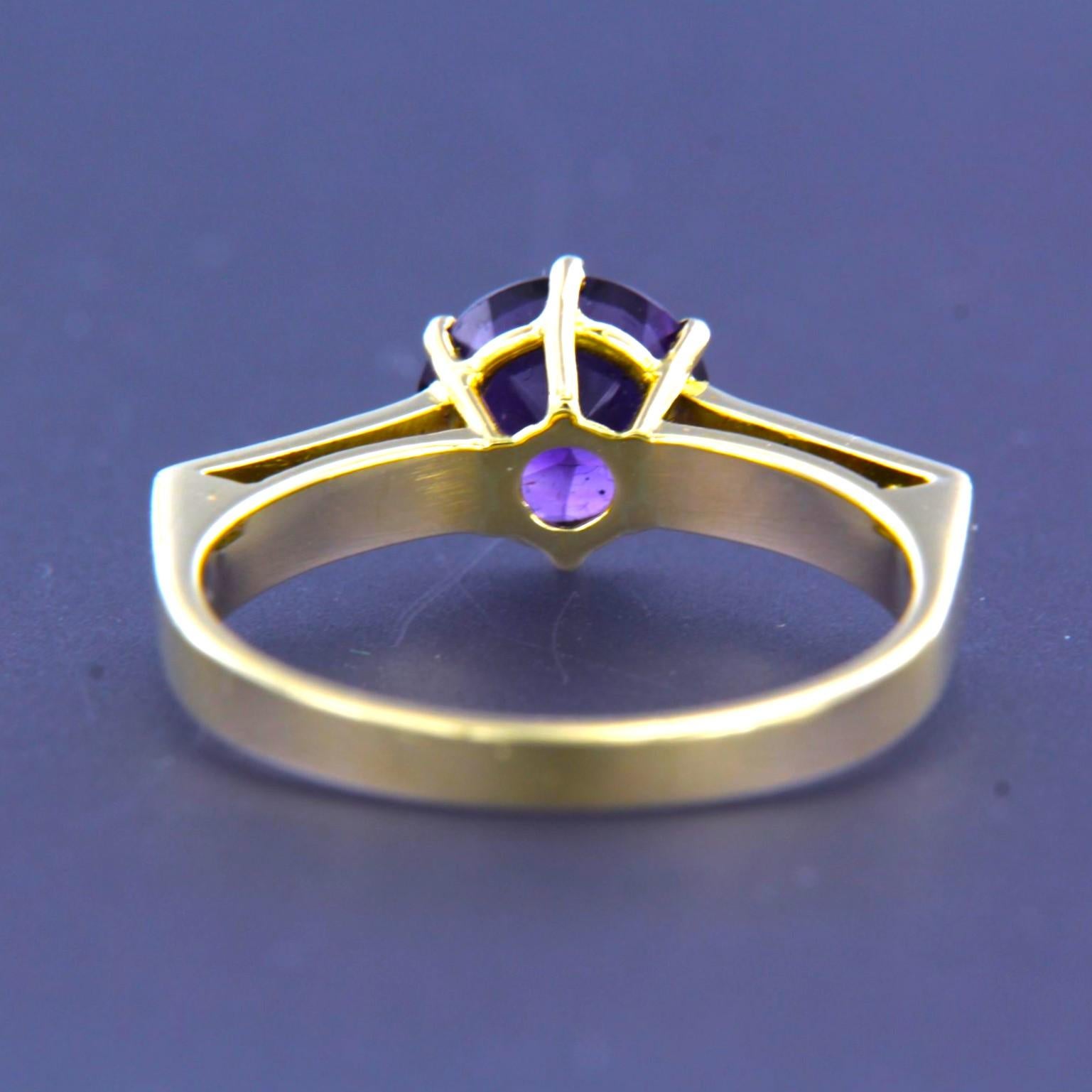 Anillo con amatista hasta 1,20ct y diamantes talla brillante hasta 0,24ct Oro de 18k en Excelente estado para la venta en The Hague, ZH