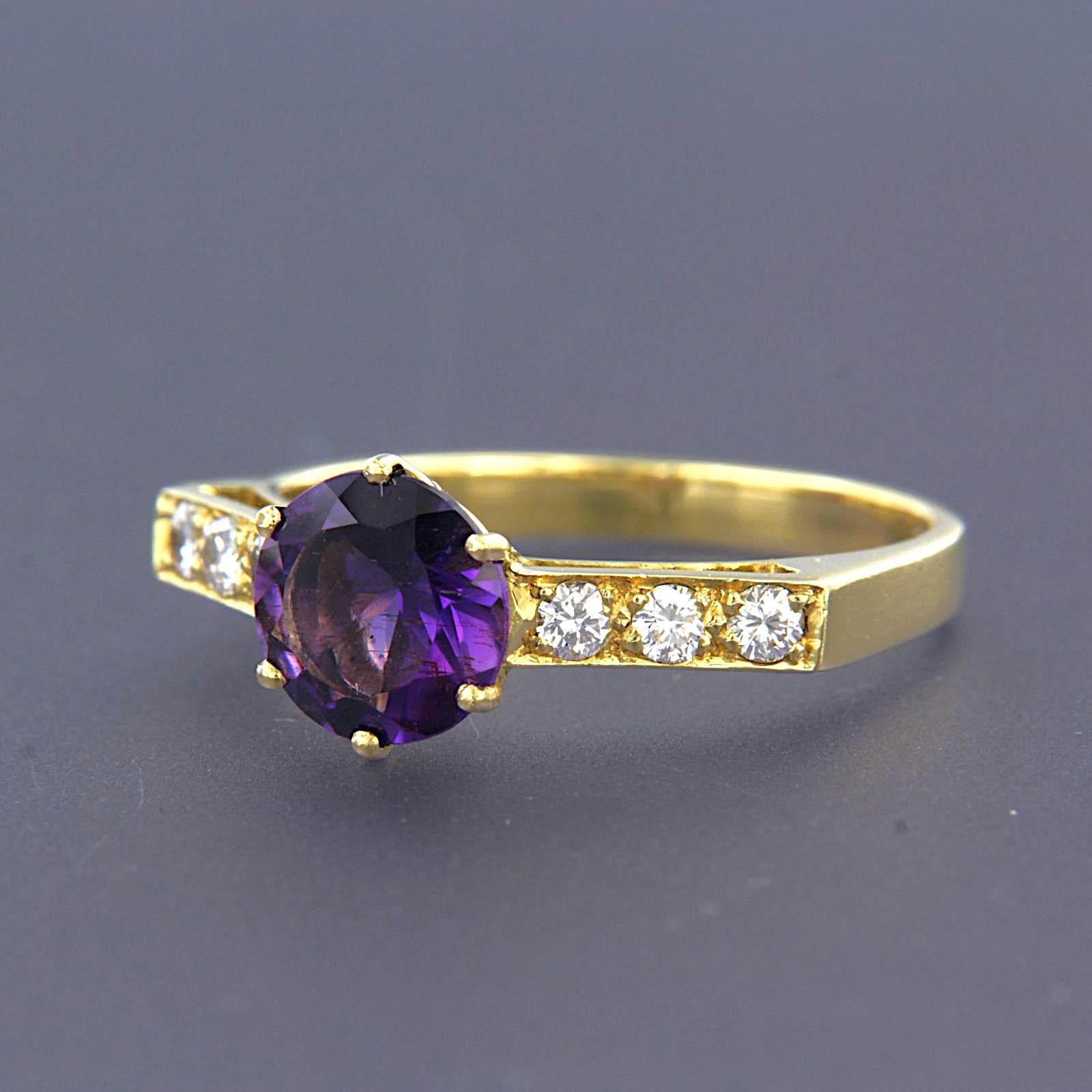 Anillo con amatista hasta 1,20ct y diamantes talla brillante hasta 0,24ct Oro de 18k en venta 1