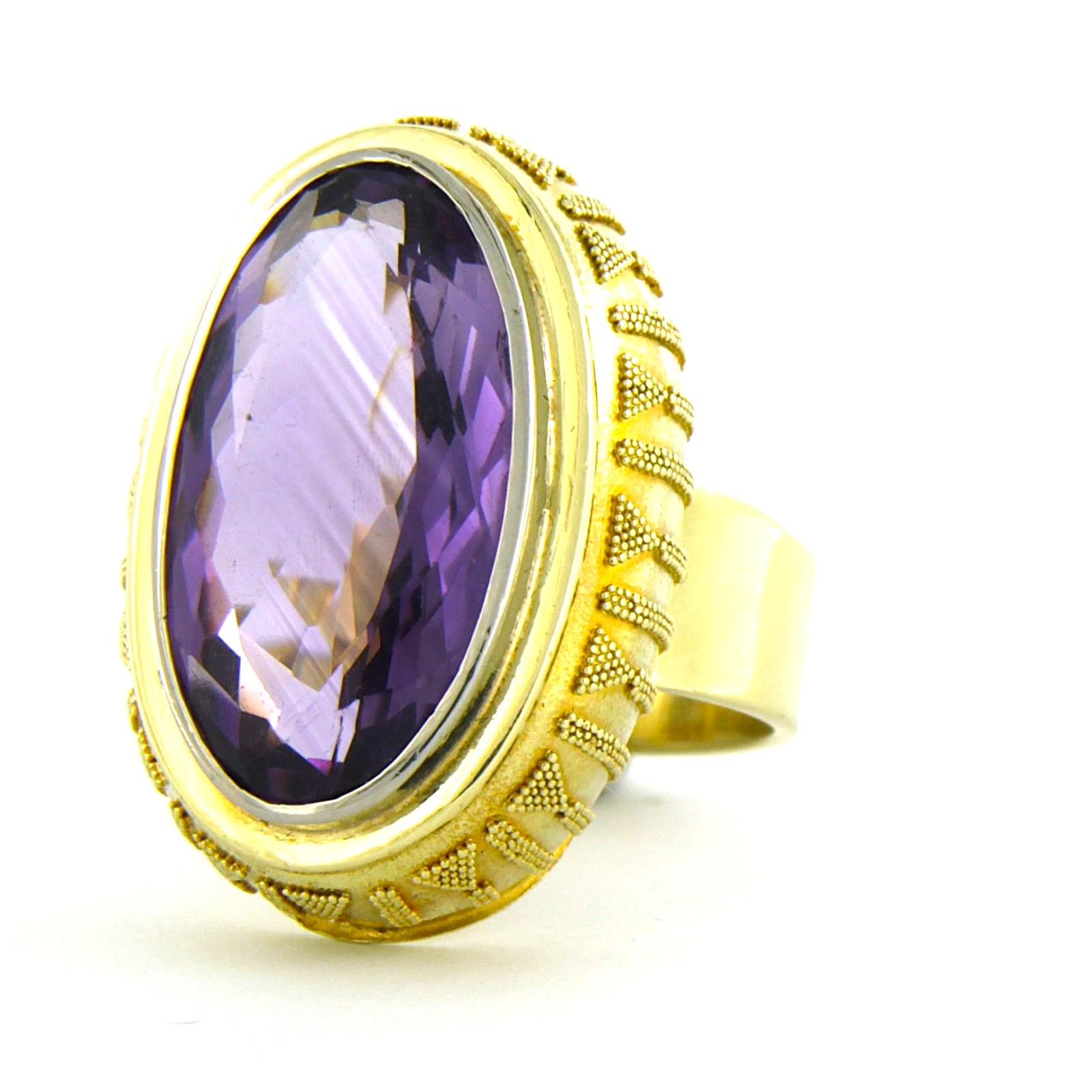 Ring with amethyst 12.8 grams 14k yellow gold In Excellent Condition For Sale In The Hague, ZH