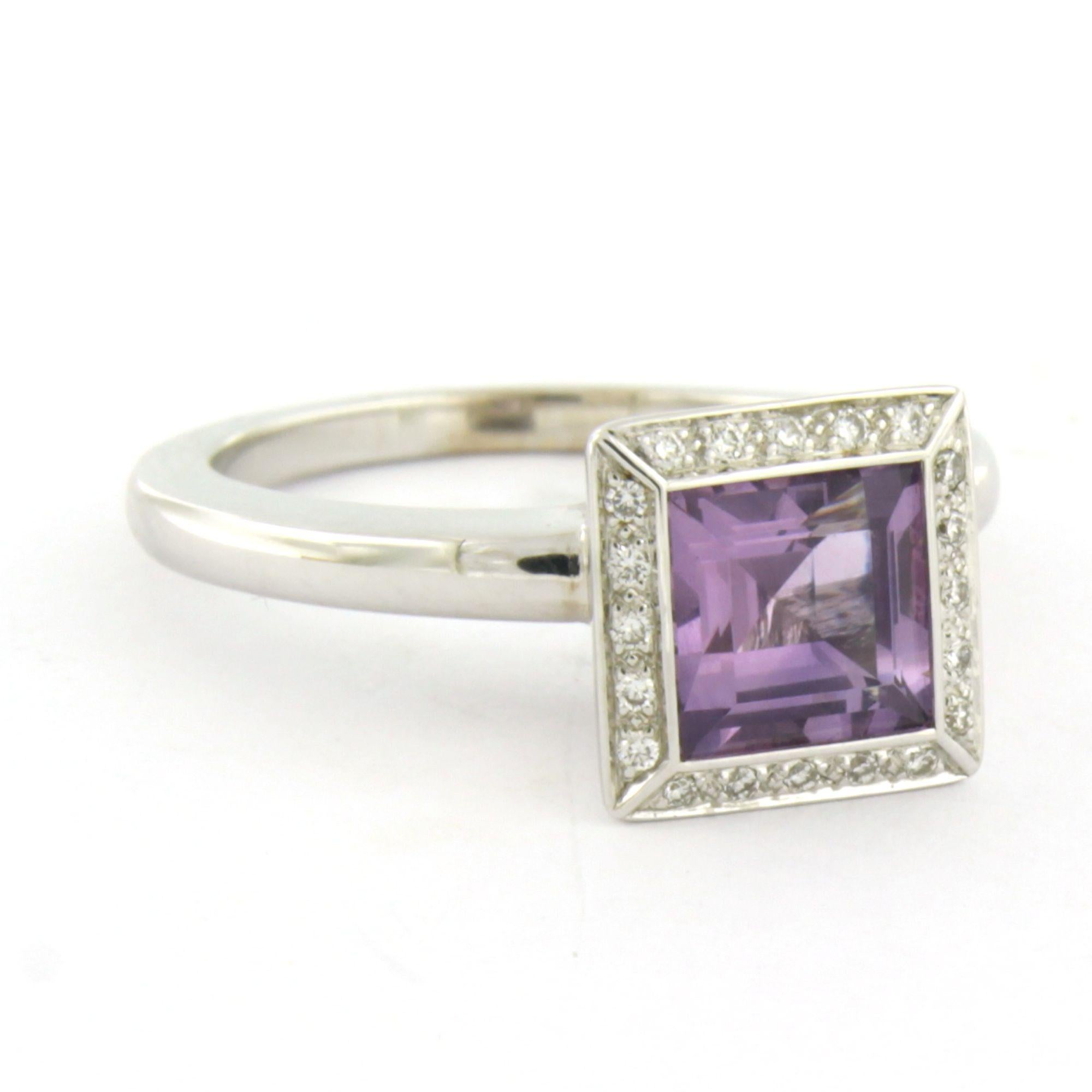 Ring aus 18 Karat Weißgold mit einem Amethyst in der Mitte, umgeben von Diamanten im Brillantschliff (bis zu 0,10 ct) - F/G - VS/SI - Ringgröße US 7,25 - EU 17,5 (55)

Ausführliche Beschreibung:

Die Spitze des Rings ist quadratisch, 1,0 cm breit