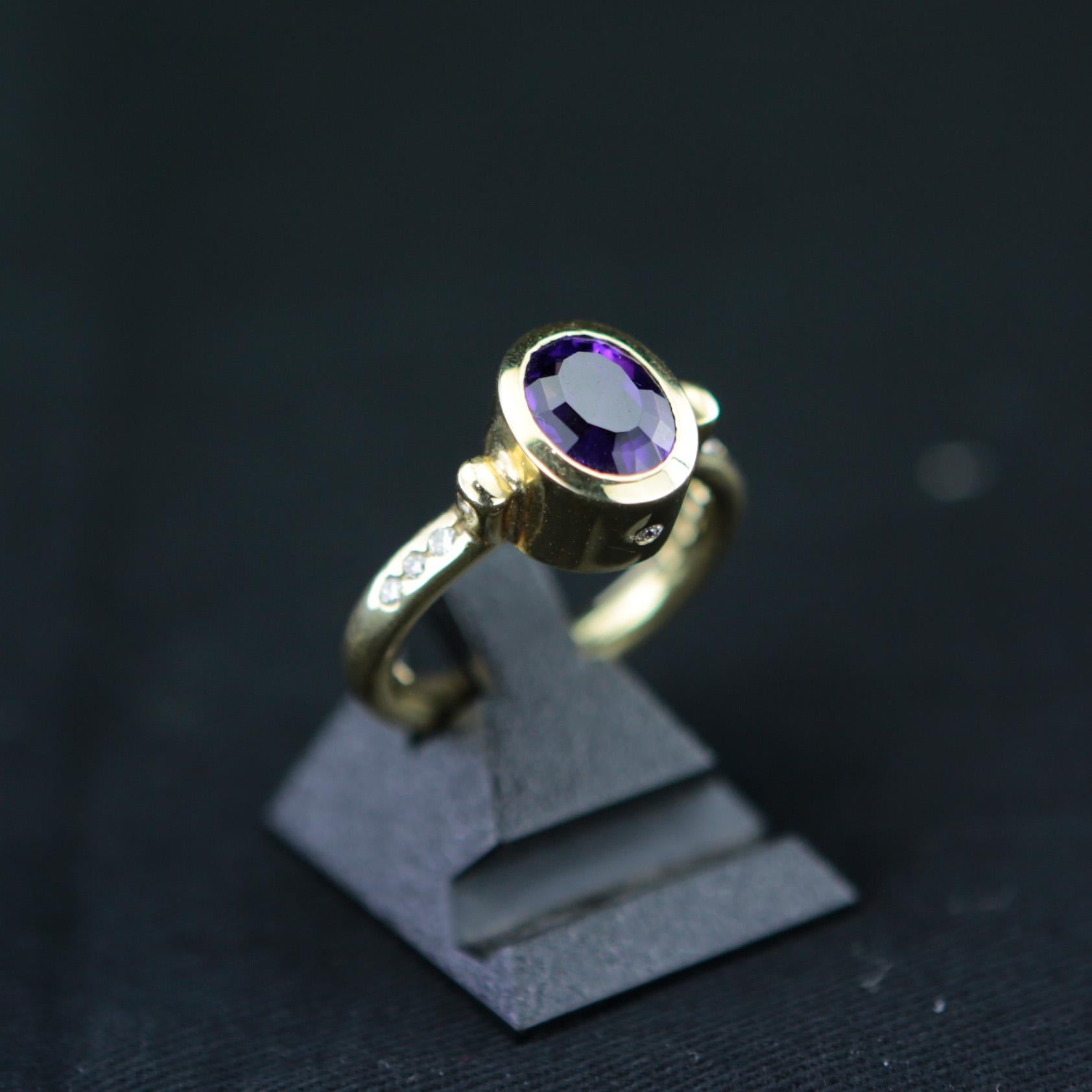  


Yellow gold ring with oval amethyst, 585/- gold, set with a total of 10 brilliant-cut diamonds in the shank and the head, total 0.2ct, ring size 57

A magnificently designed ring that places the wonderful oval-cut amethyst in the foreground. It