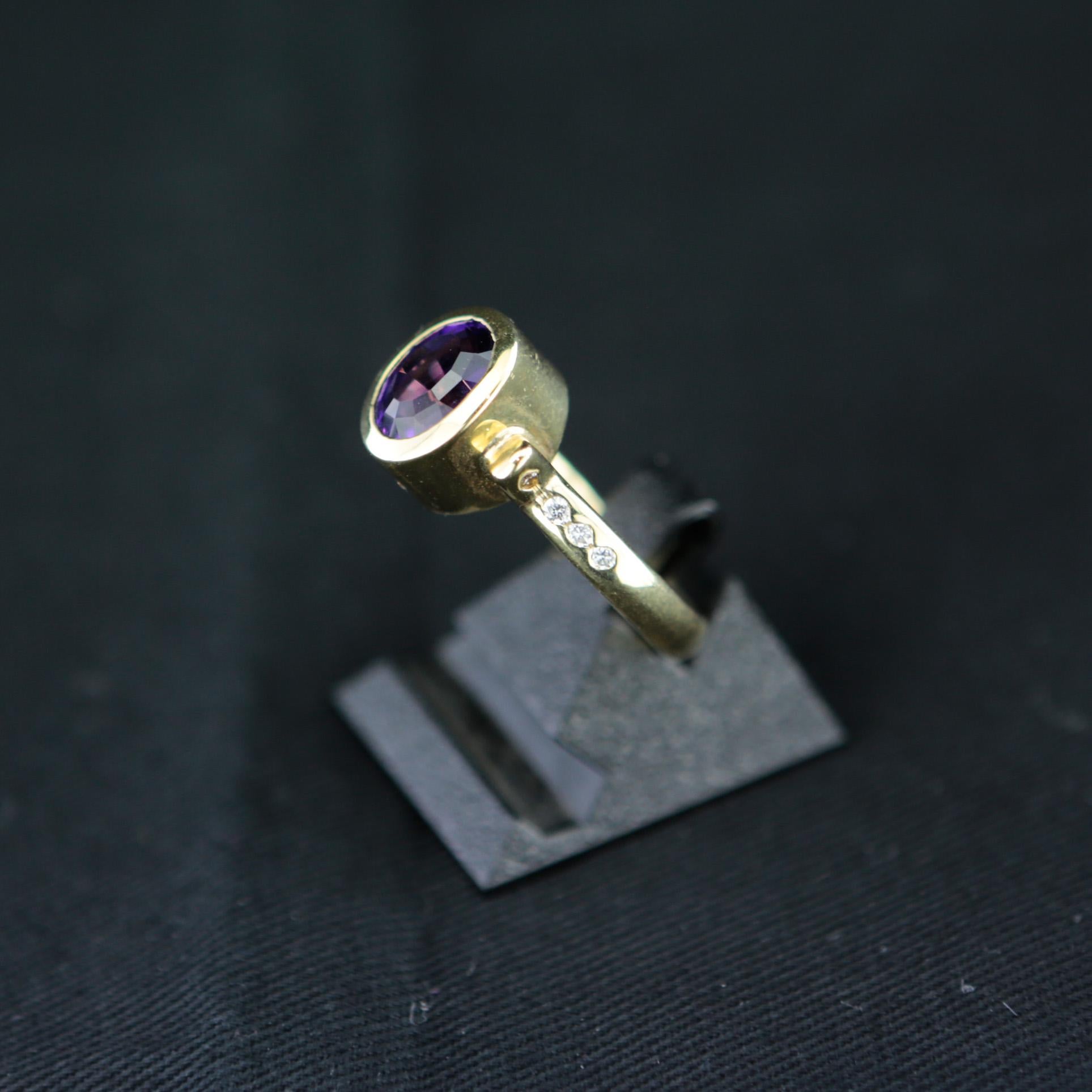 Modern Ring with amethyst stone and diamonds in 18 ct. gold For Sale