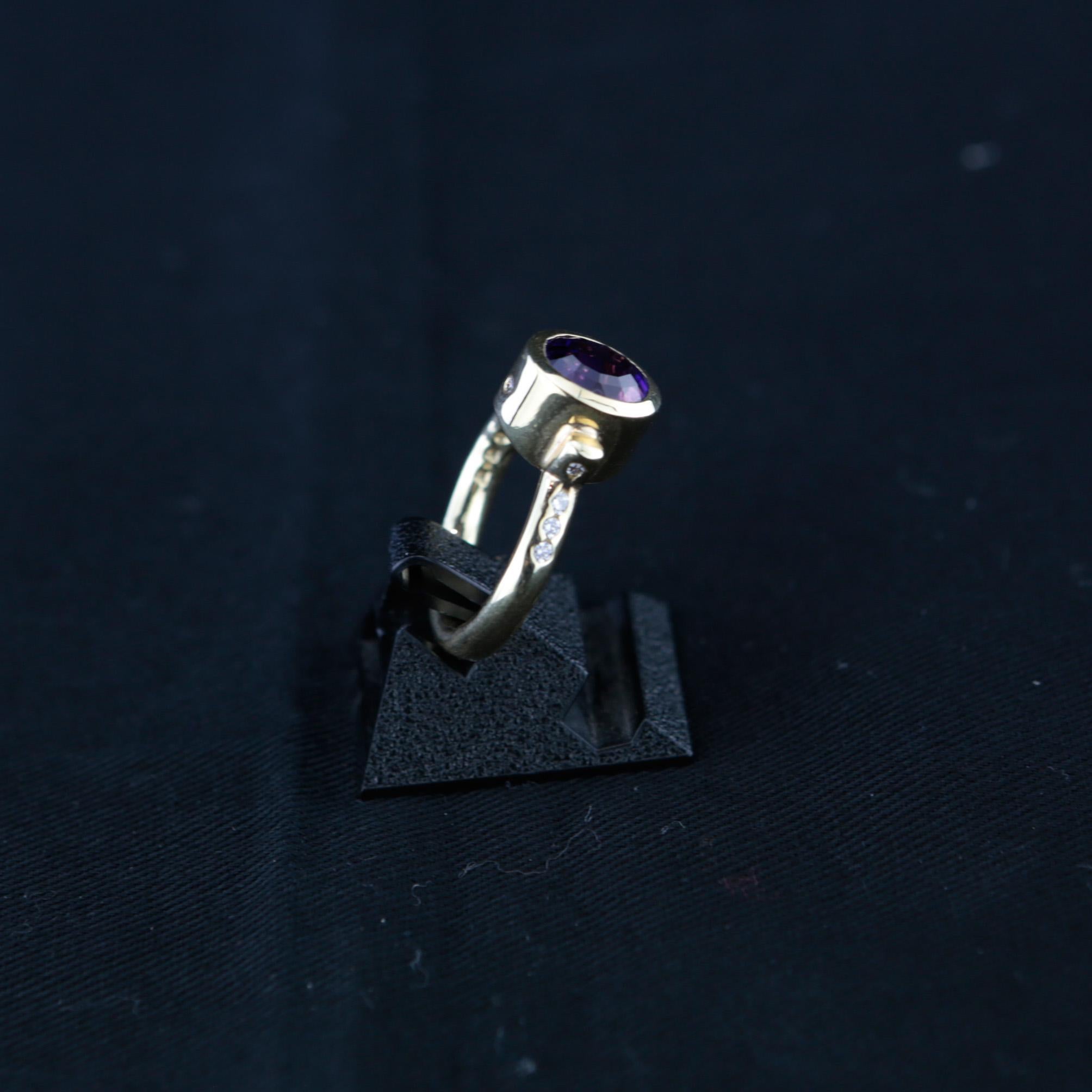 Ring with amethyst stone and diamonds in 18 ct. gold In Good Condition For Sale In Münster, DE