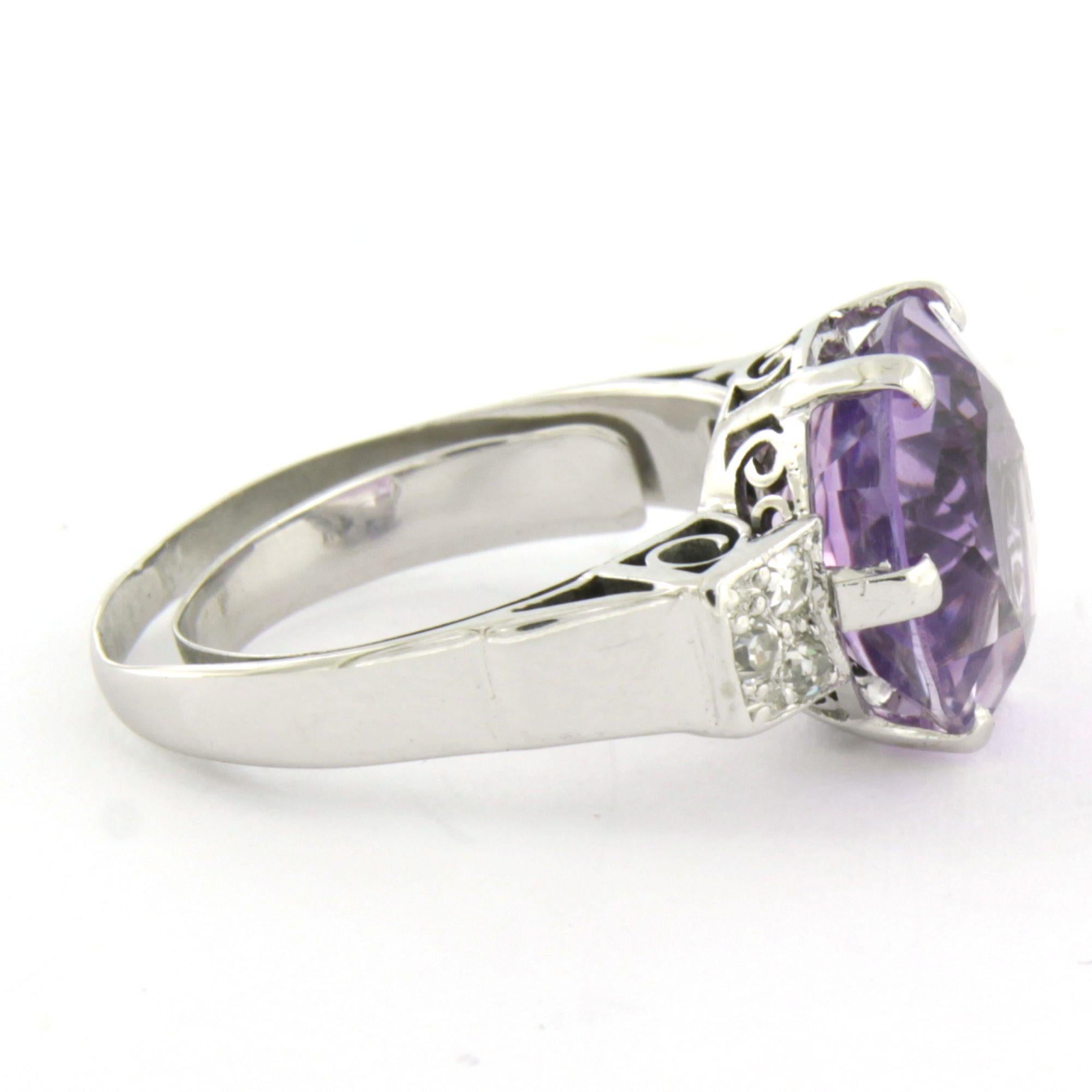 14k white gold ring set with a central amethyst up to 3.50 ct and an old mine-cut diamond up to 0.30 ct – G/H - SI - ring size US 7.5 – EU 17.75 (56)

Detailed description:

The top of the ring is 1.2 cm wide and 7.5 mm high.

Ring size US 7.5 – EU