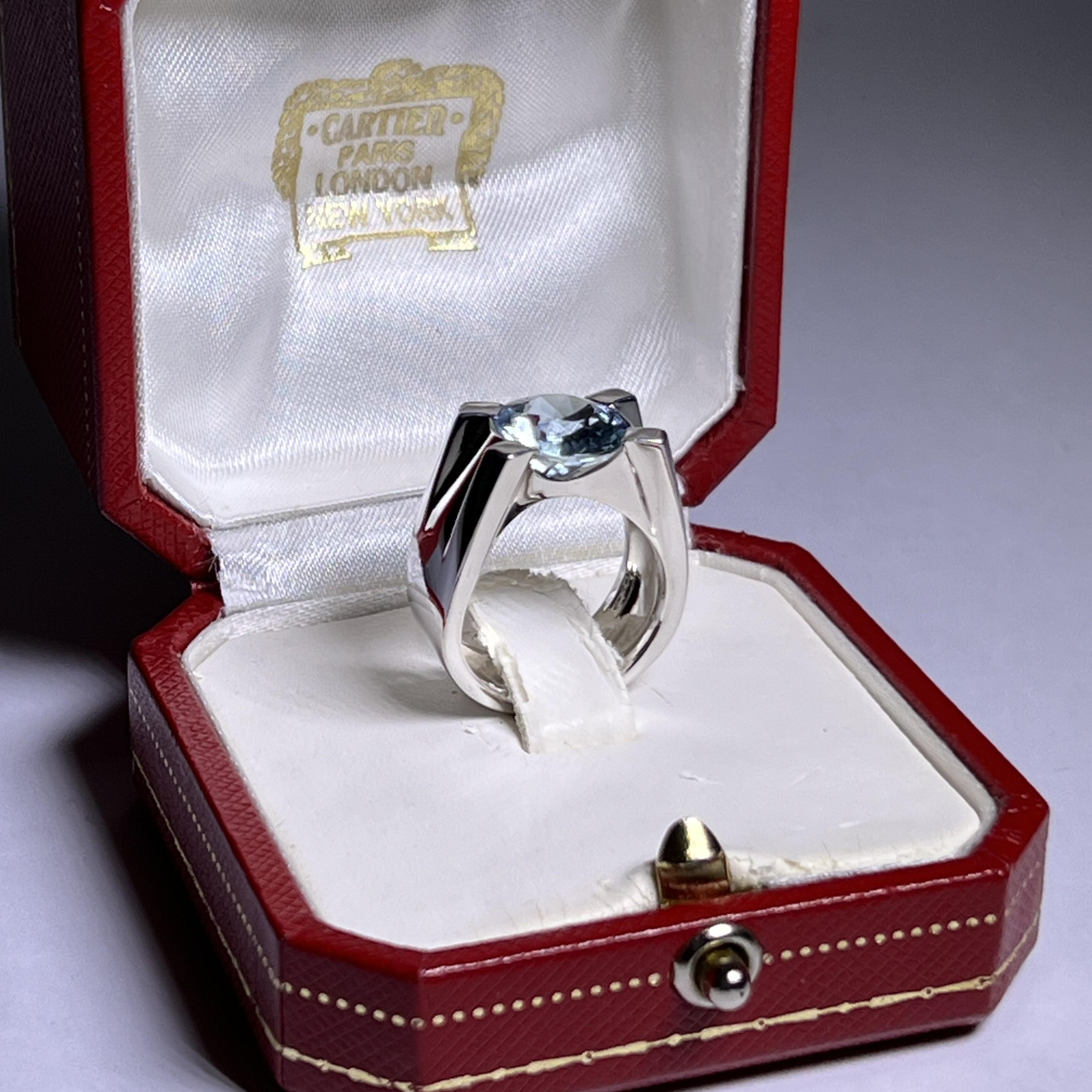 Bague avec aigue-marine en or blanc 18 carats par Cartier  en vente 7