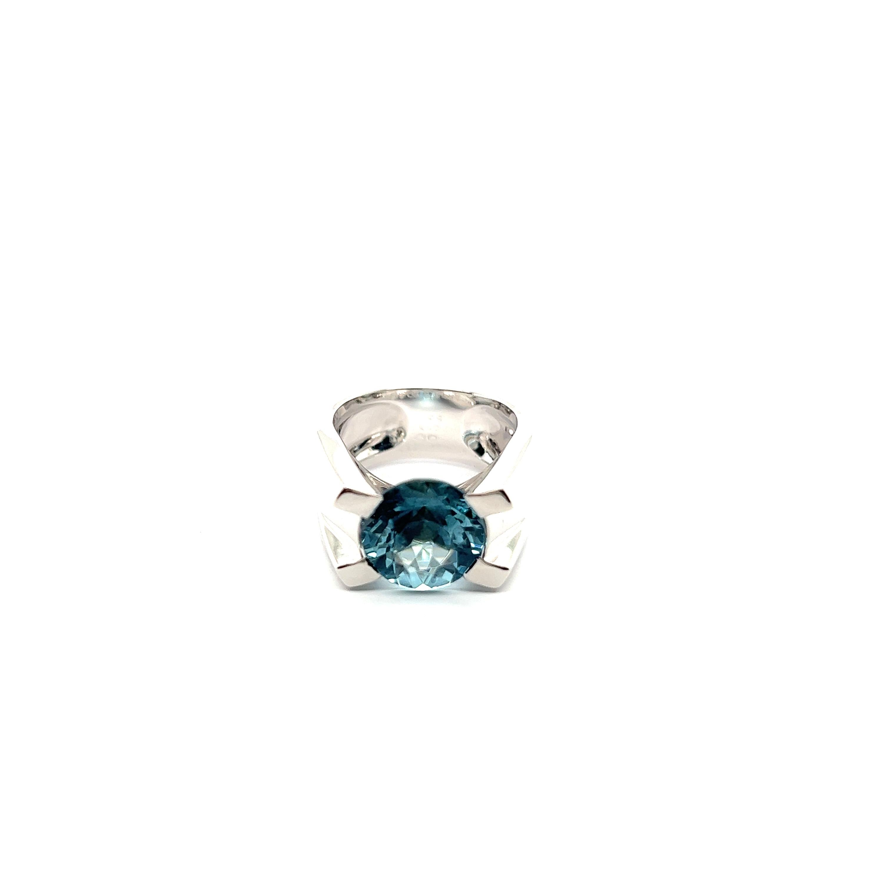 Brilliant Cut Ring with Aquamarine in 18 Karat White Gold by Cartier  For Sale