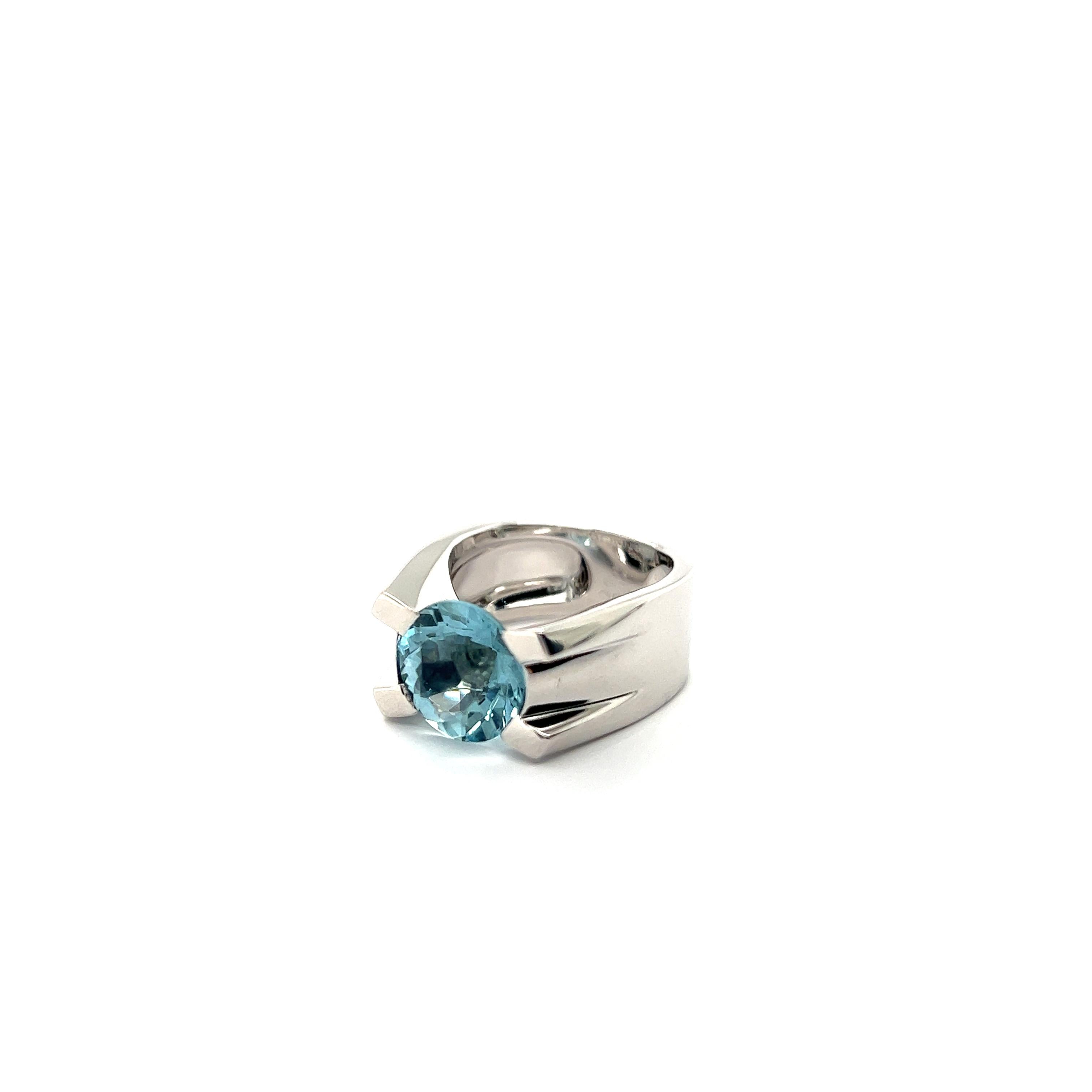 Ring with Aquamarine in 18 Karat White Gold by Cartier  In Good Condition For Sale In Lucerne, CH