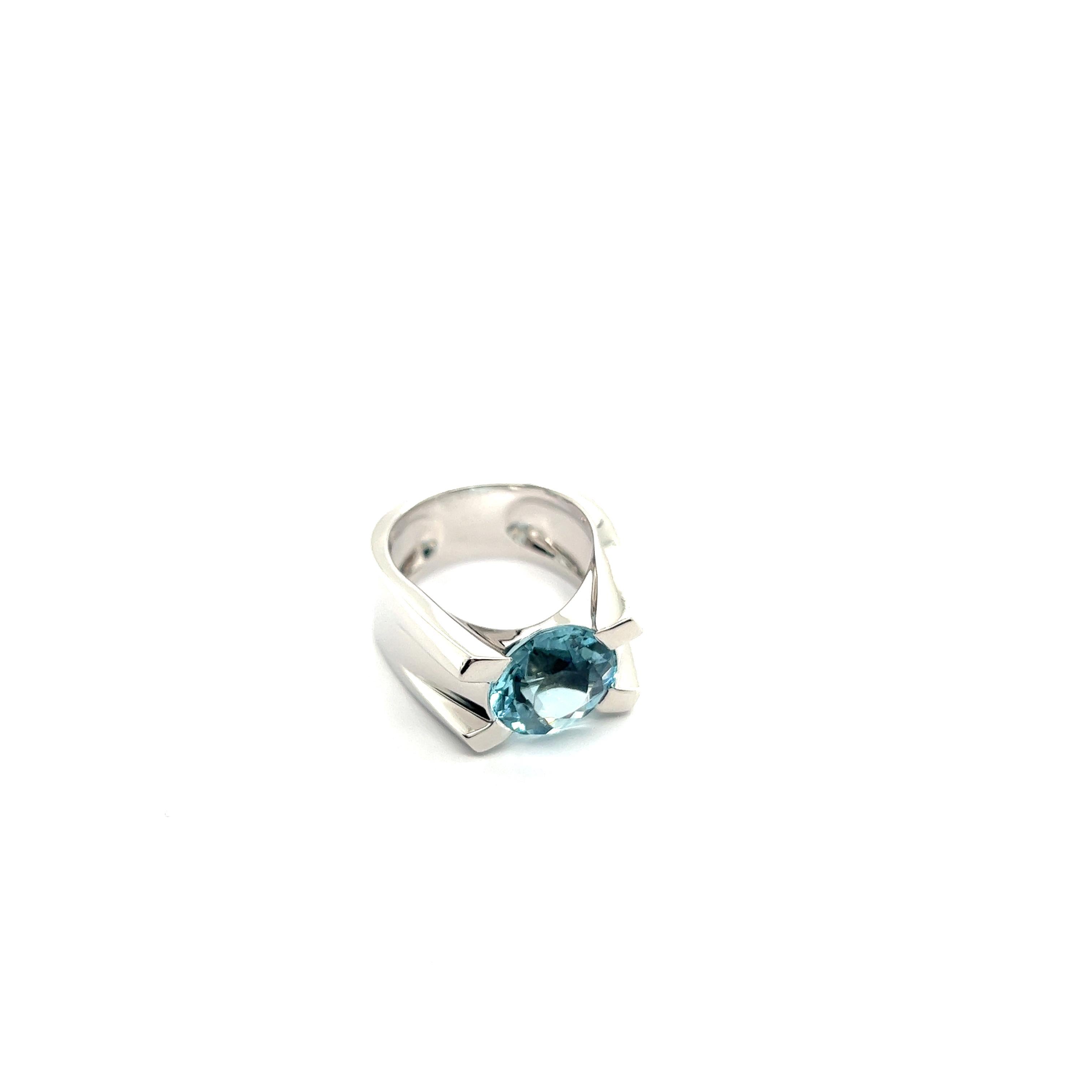 Ring with Aquamarine in 18 Karat White Gold by Cartier  For Sale 3