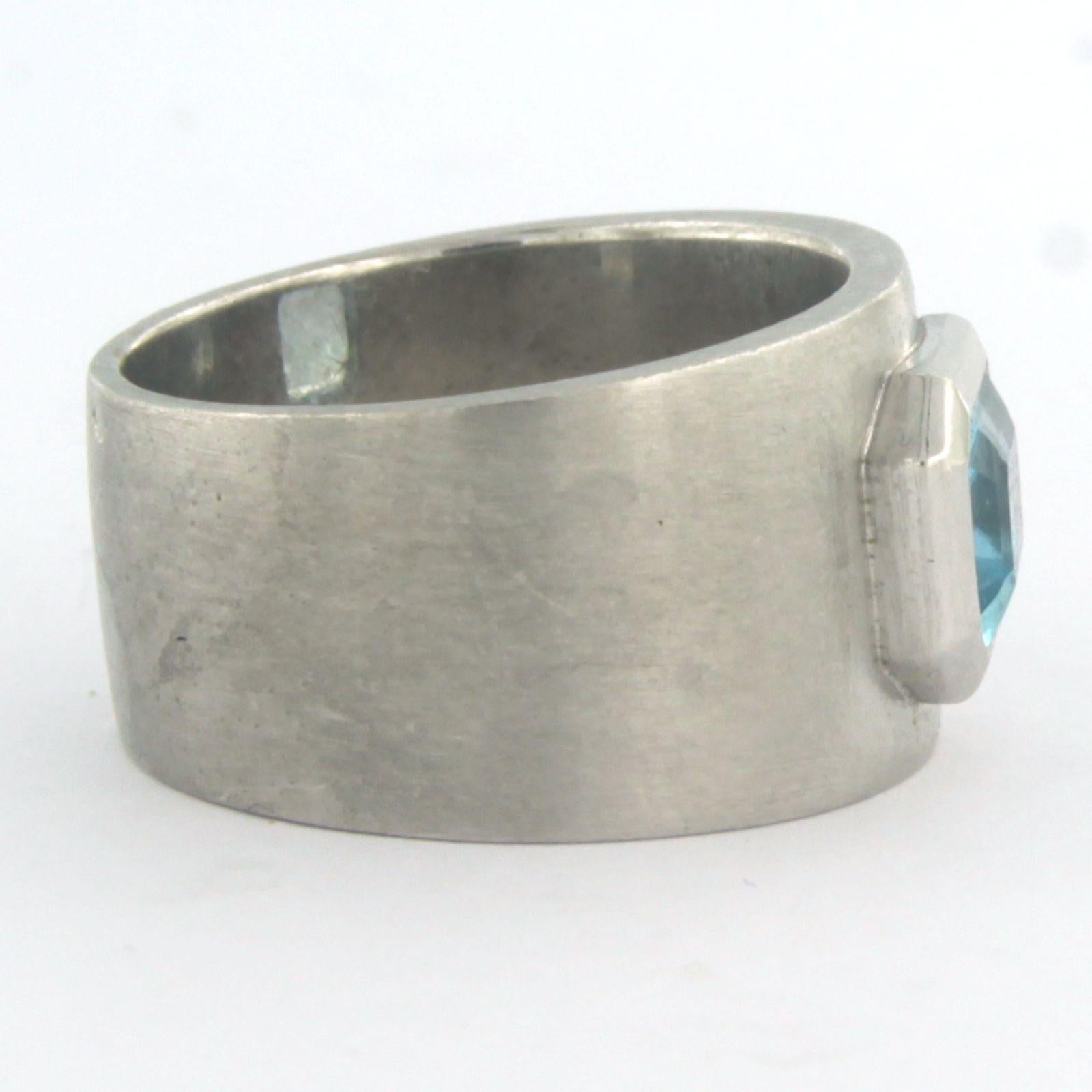 Anello in oro bianco 18k con acquamarina incastonata, per un totale di circa 1,50 carati - misura US 7,25 - EU 17,5(55)

Descrizione dettagliata:

La parte superiore dell'anello è ovale, larga 1,1 cm per 1,0 cm e alta 6,9 mm.

Misura dell'anello US