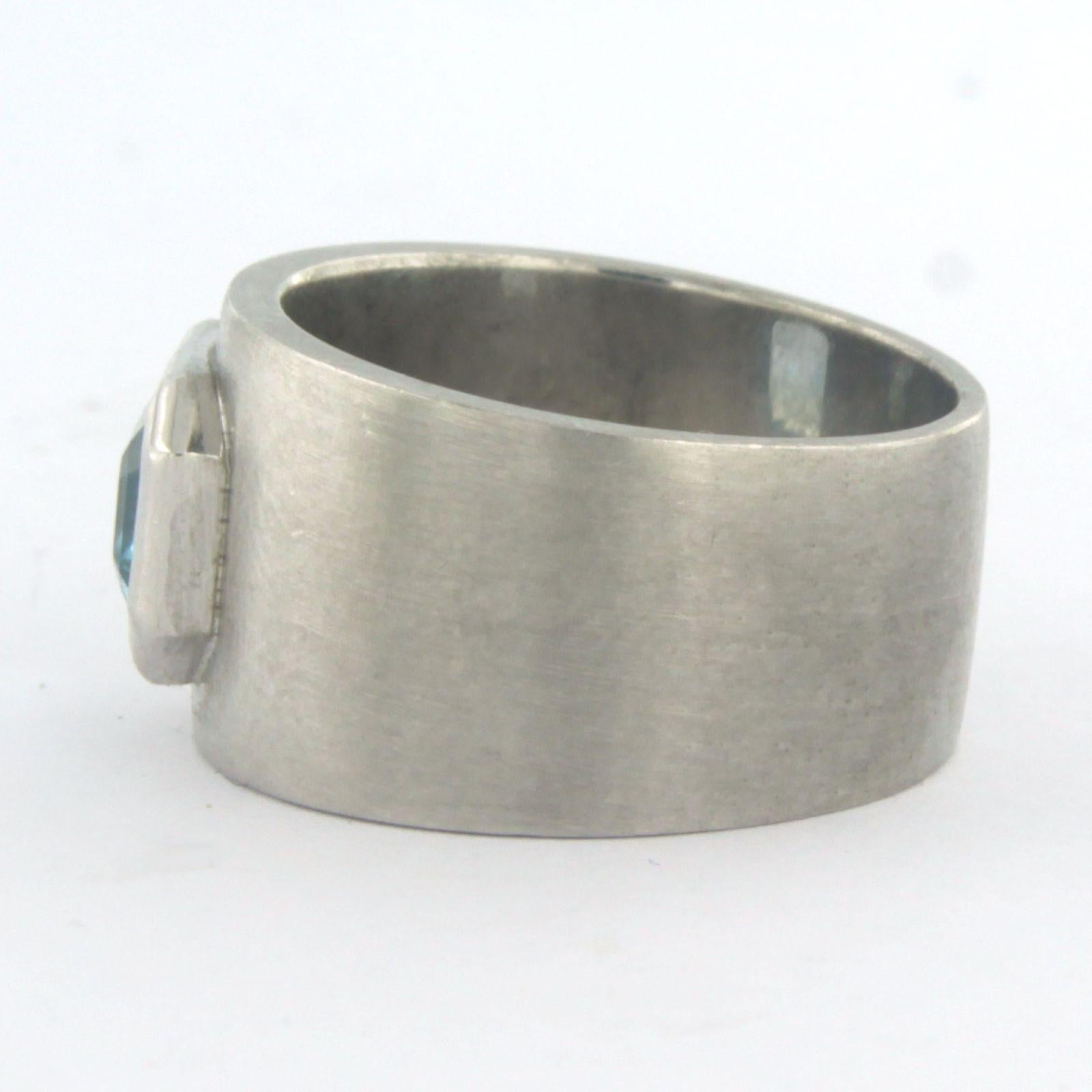 Moderno Anello con acquamarina fino a 1,50ct in oro bianco 18k 7,2 grammi in vendita