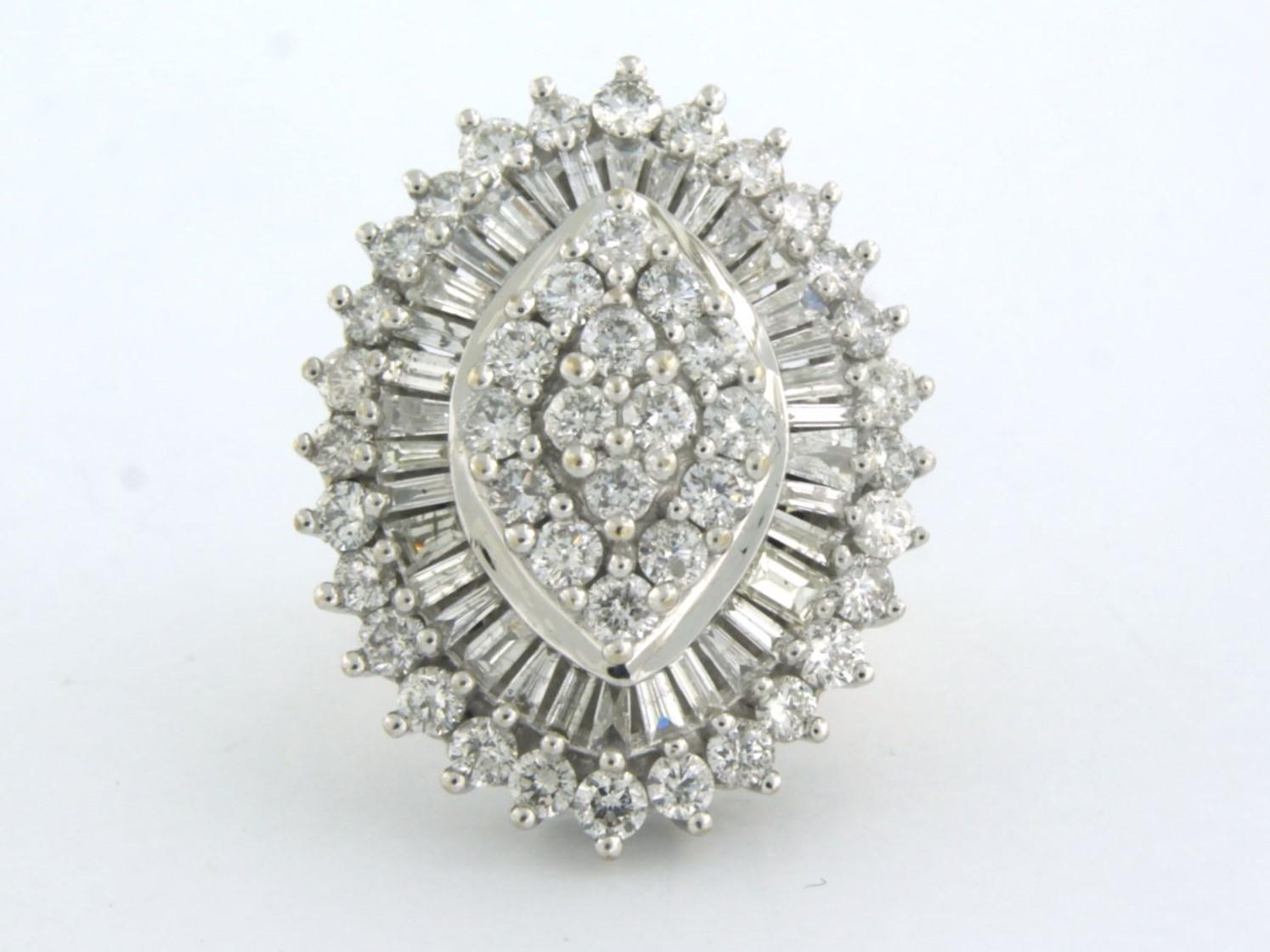 10 kt bicolor gold ring set with taper and brilliant cut diamonds 3.00 ct F/G - VS/SI - ring size U.S. 5 - EU. 15.75(49)

detailed description:

the front of the ring is 3.0 cm wide and 1.3 cm high.

weight 13.0 grams

ring size  U.S. 5 - EU.