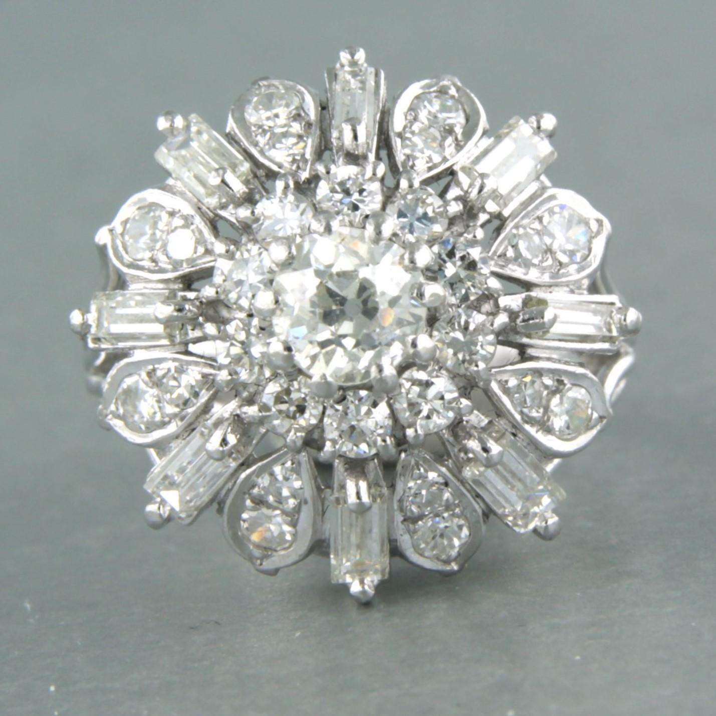 Bague en platine sertie de diamants de taille baguette, taille simple et taille ancienne jusqu'à 2,75ct - F/G - VS/SI - taille de bague US 5,75 - EU 16,25(51)

description détaillée :

le haut de l'anneau mesure 1,9 cm de large et 1,2 cm de