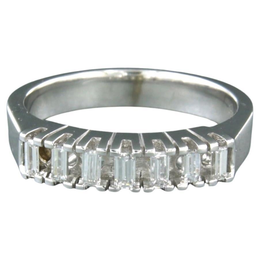 14k white gold ring set with a baguette-cut diamond up to 0.28 ct - F/G - VS/SI - ring size US 6.5 - EU 17(53)

Detailed description:

The top of the ring is 4.1 mm wide.

Weight: 4.5 grams.

Ring size: US 6.5 - EU 17(53). The ring can be enlarged