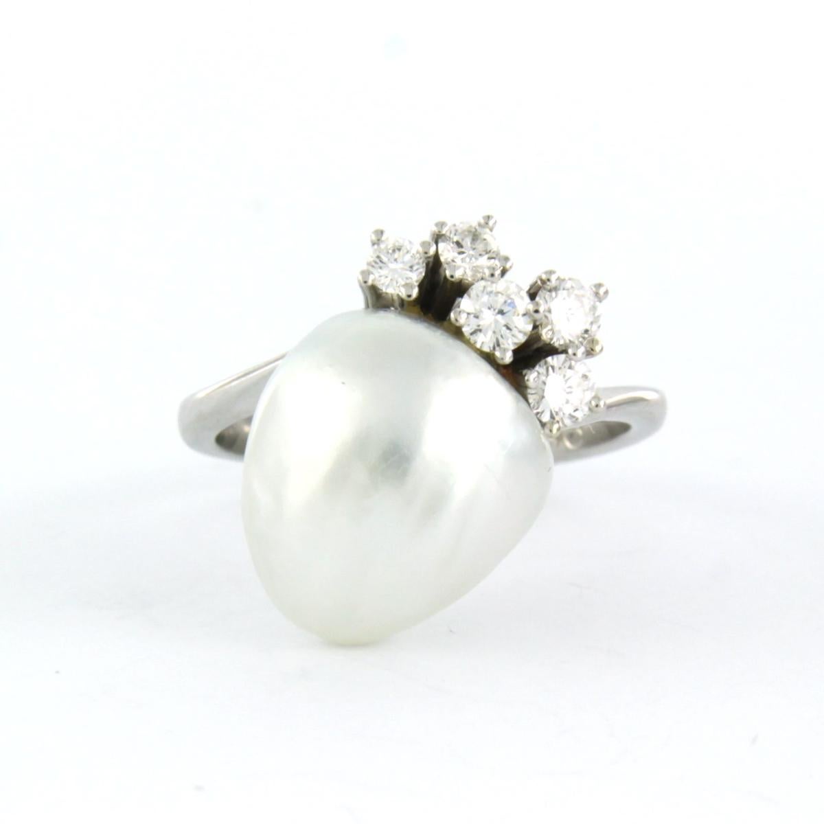 Anello in oro bianco 18k con perla barocca e diamante taglio brillante 0,30 ct - F/G - VS/SI - misura US 6 - EU 16,5 (52)

Descrizione dettagliata:

La parte superiore dell'anello misura 1,7 cm di larghezza e 1,1 cm di altezza.

Peso: 6.5