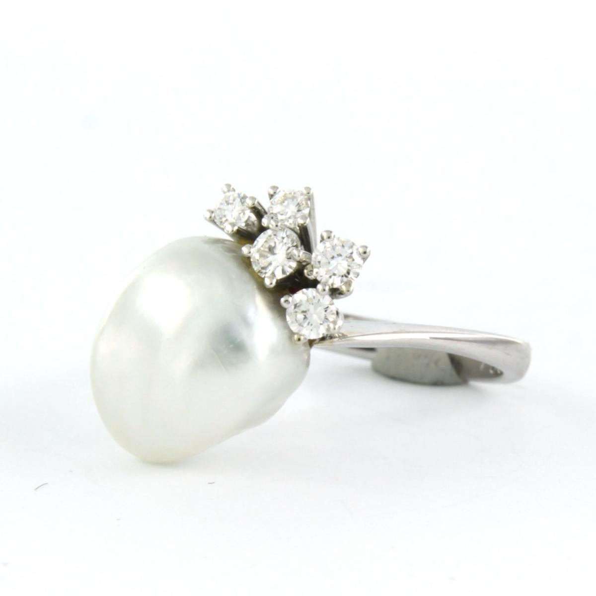 Moderno Anello con perla barocca e diamanti taglio brillante fino a 0,30ct in oro 18k in vendita