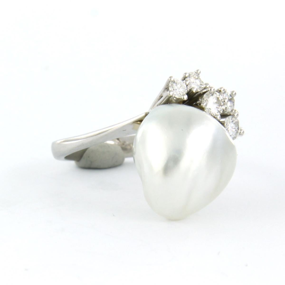 Taglio brillante Anello con perla barocca e diamanti taglio brillante fino a 0,30ct in oro 18k in vendita