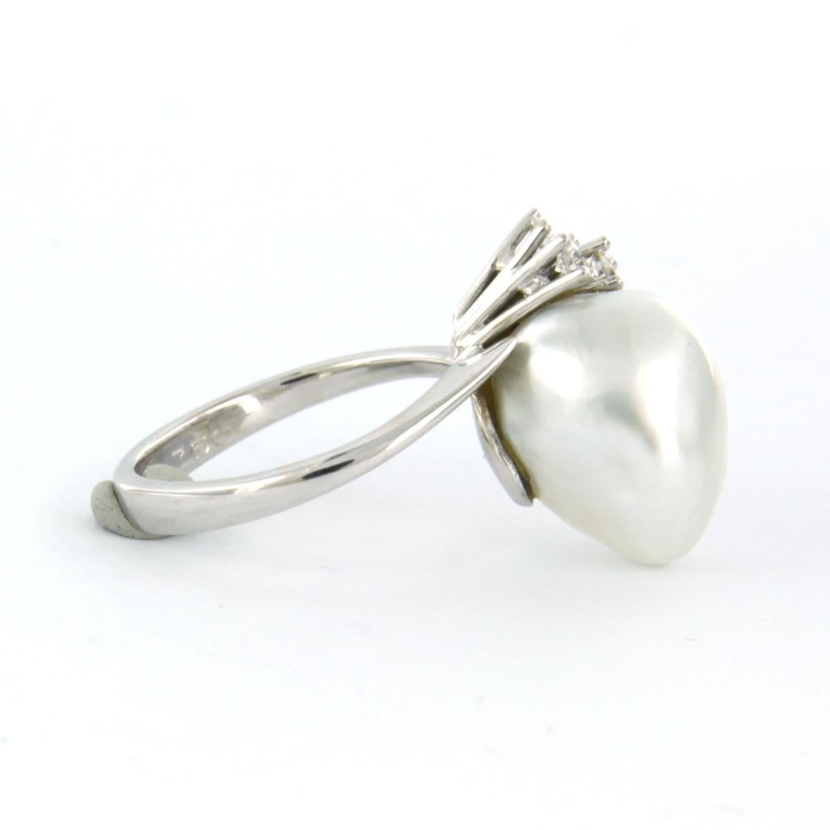 Anello con perla barocca e diamanti taglio brillante fino a 0,30ct in oro 18k in vendita 1