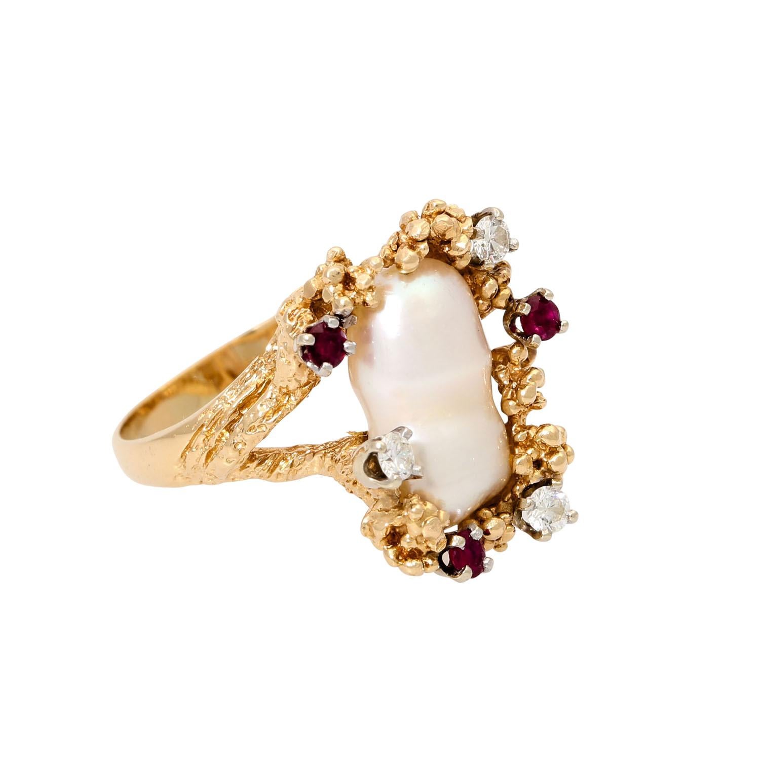 approx. LGW (I)/VS, cultured pearl approx. 14x8 mm, GG/WG 14K, 8.8 g, RW: 57, late 20th century, slight signs of wear, visible expansion of the ring.

 Ring with Biwa cultured pearl approx. 14x8 mm framed by 3 rubies and 3 brilliant-cut diamonds