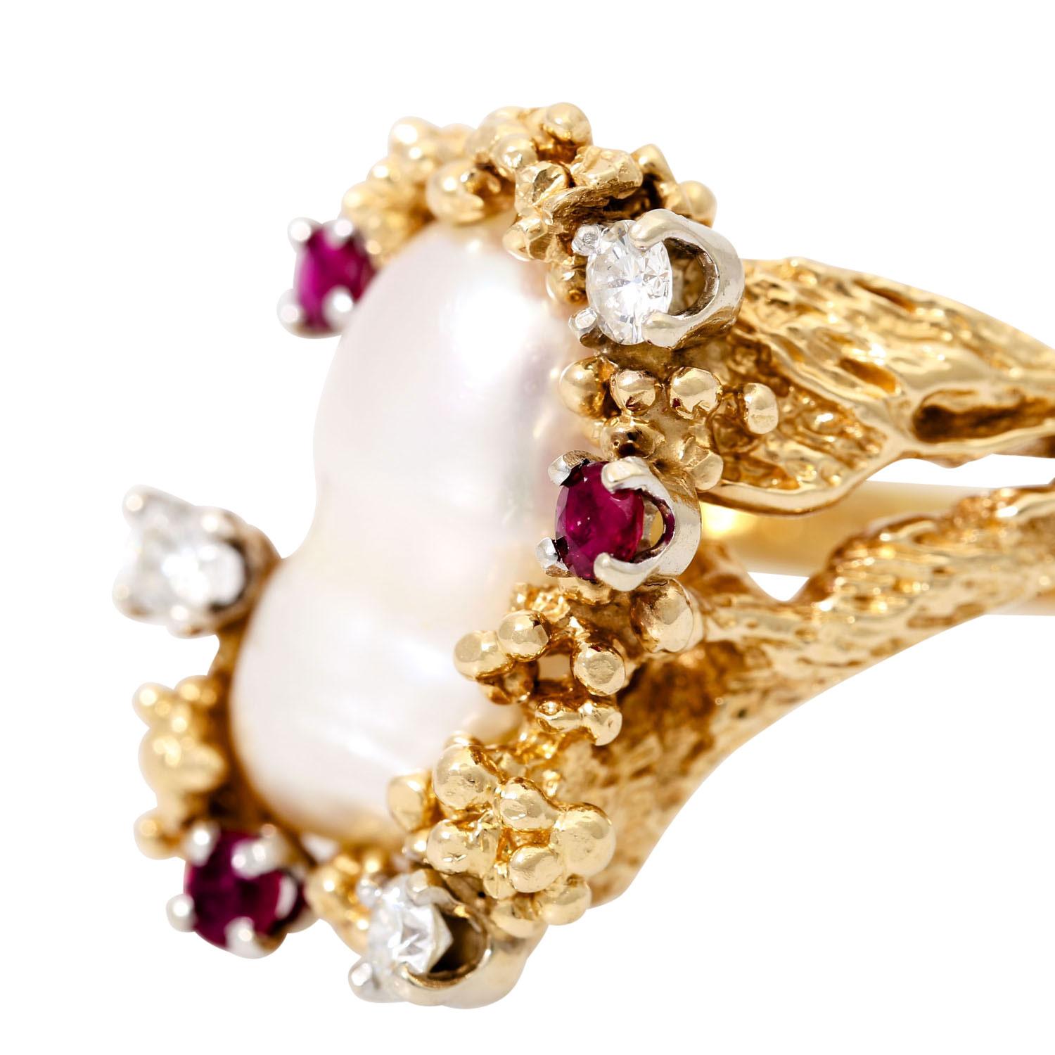 Modern Ring with Biwaperle, 3 Rubies and 3 Brilliant-Cut Diamonds Total Approx. 0.2 Ct For Sale