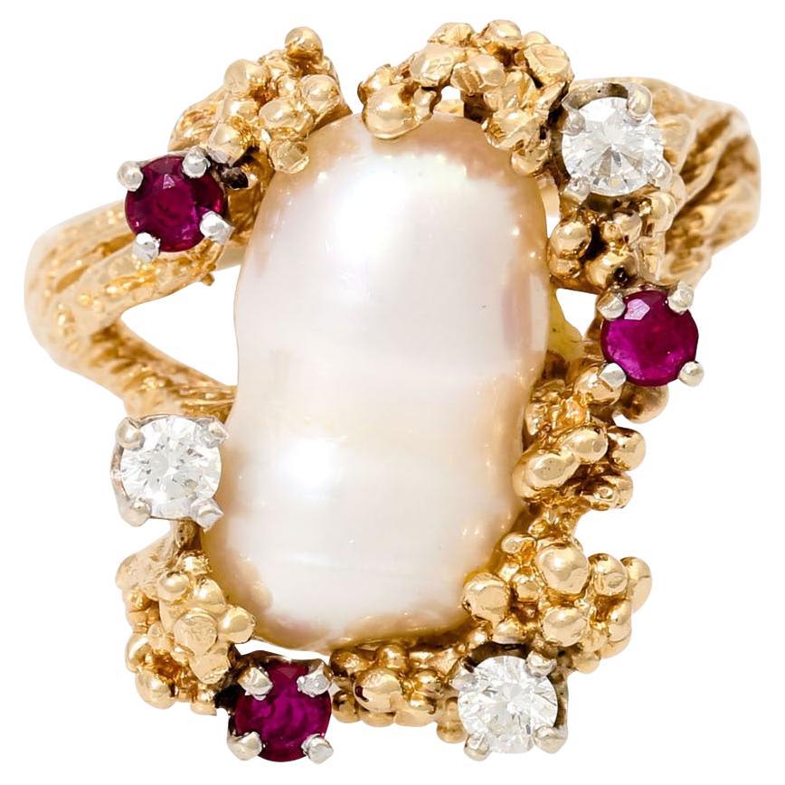 Ring with Biwaperle, 3 Rubies and 3 Brilliant-Cut Diamonds Total Approx. 0.2 Ct For Sale