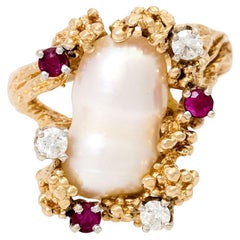 Ring with Biwaperle, 3 Rubies and 3 Brilliant-Cut Diamonds Total Approx. 0.2 Ct