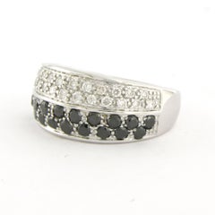 Ring with Black and White Diamonds up to 1.00 ct - 18k gold 3.7 grams