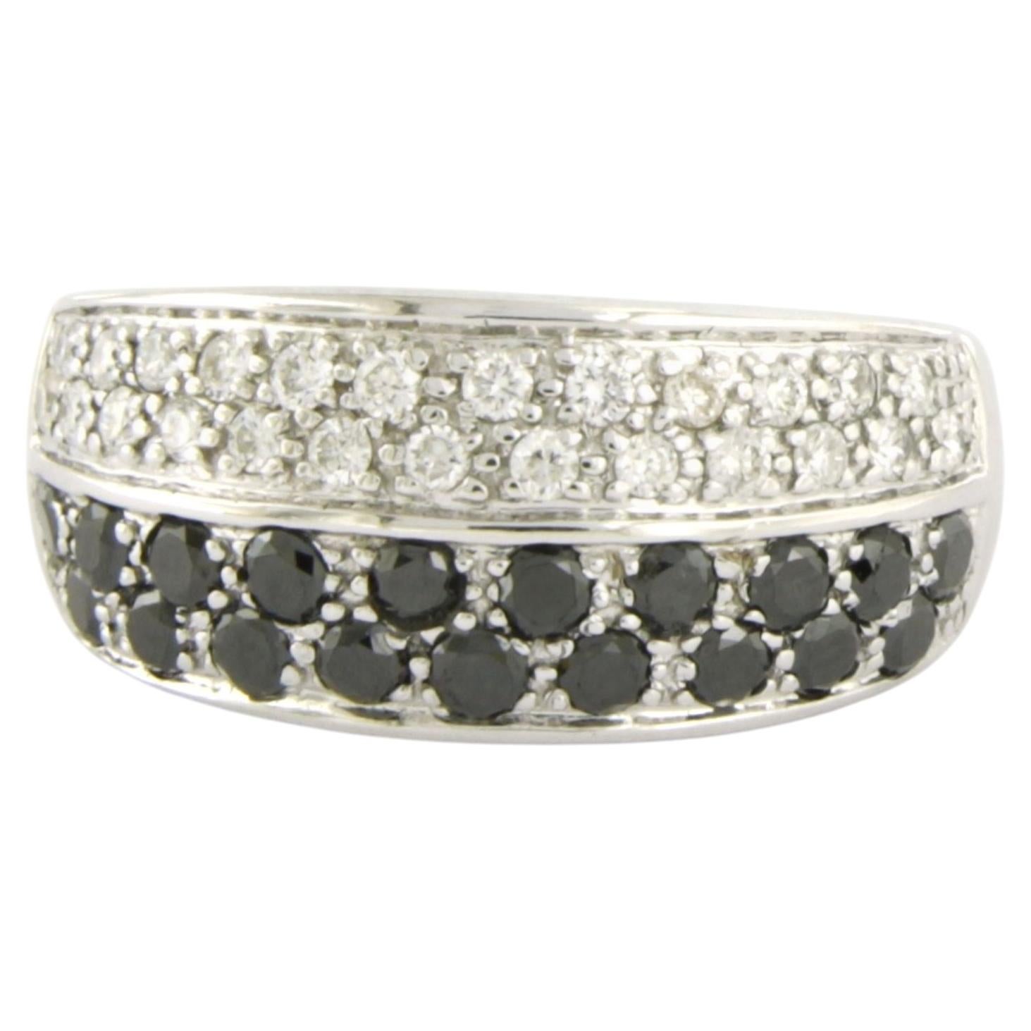 Bague sertie de diamants noirs et blancs d'un poids total maximal de 1,00 ct - or 18 carats, 3,7 grammes