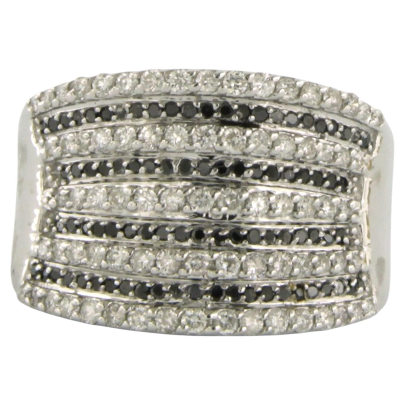 Bague sertie de diamants noirs et blancs d'un poids total maximal de 1,50 ct - or 14 carats, 5,6 grammes