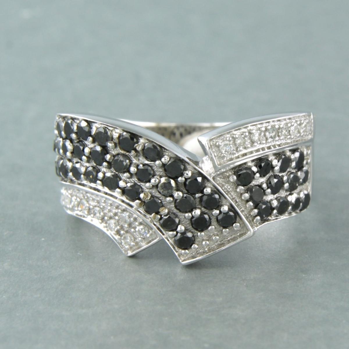 Anello in oro bianco 18k con diamanti neri e bianchi taglio brillante fino a 0,80ct - misura US 7,5 - EU 18 (56)

descrizione dettagliata:

la parte superiore dell'anello è larga 1,2 cm

misura dell'anello US 7.5 - EU 18 (56), l'anello può essere