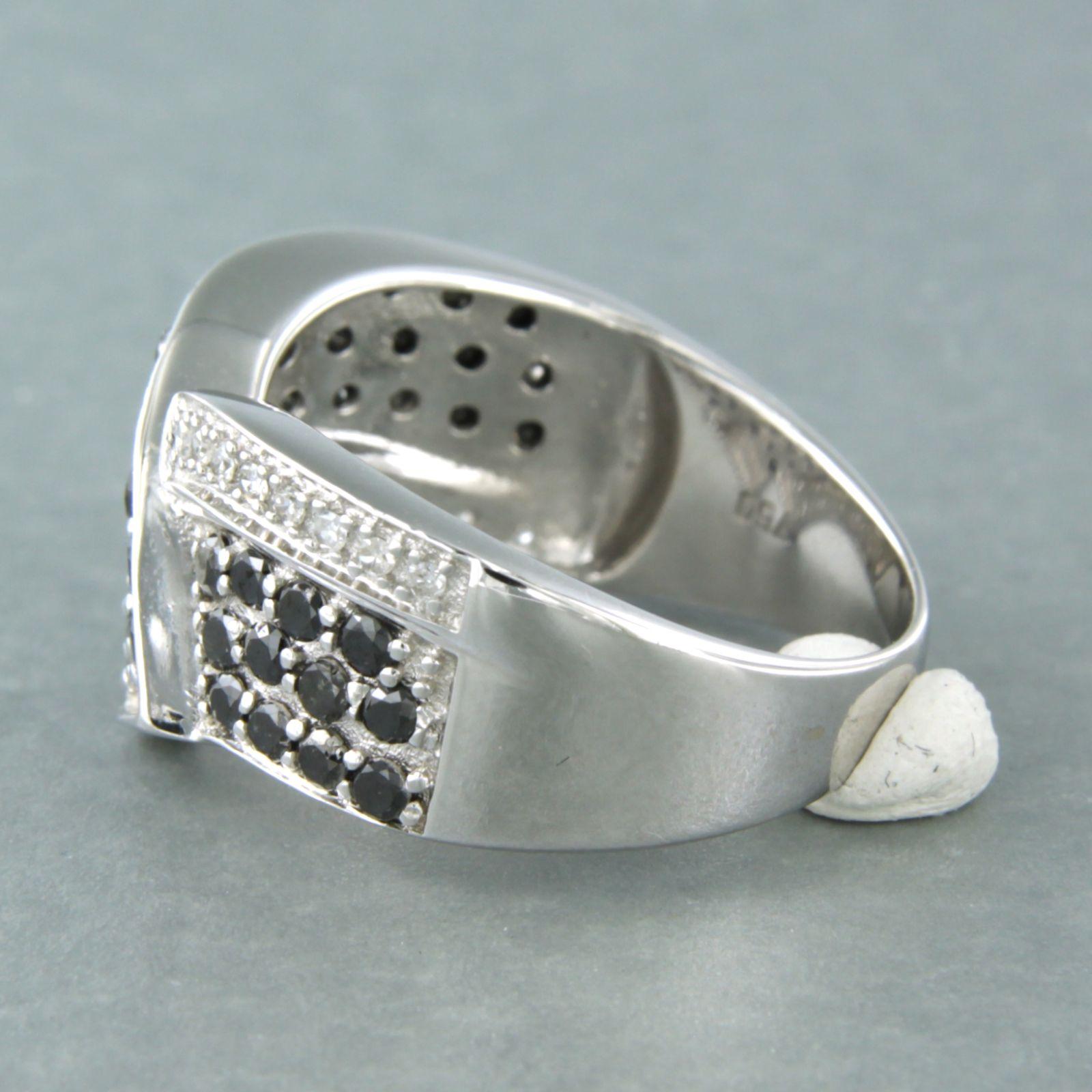 18k white gold ring set with black and white brilliant cut diamonds up to 0.80ct - ring size US 7.5 - EU 18 (56)

detailed description:

the top of the ring is 1.2 cm wide

ring size US 7.5 - EU 18 (56), the ring can be enlarged or reduced a few