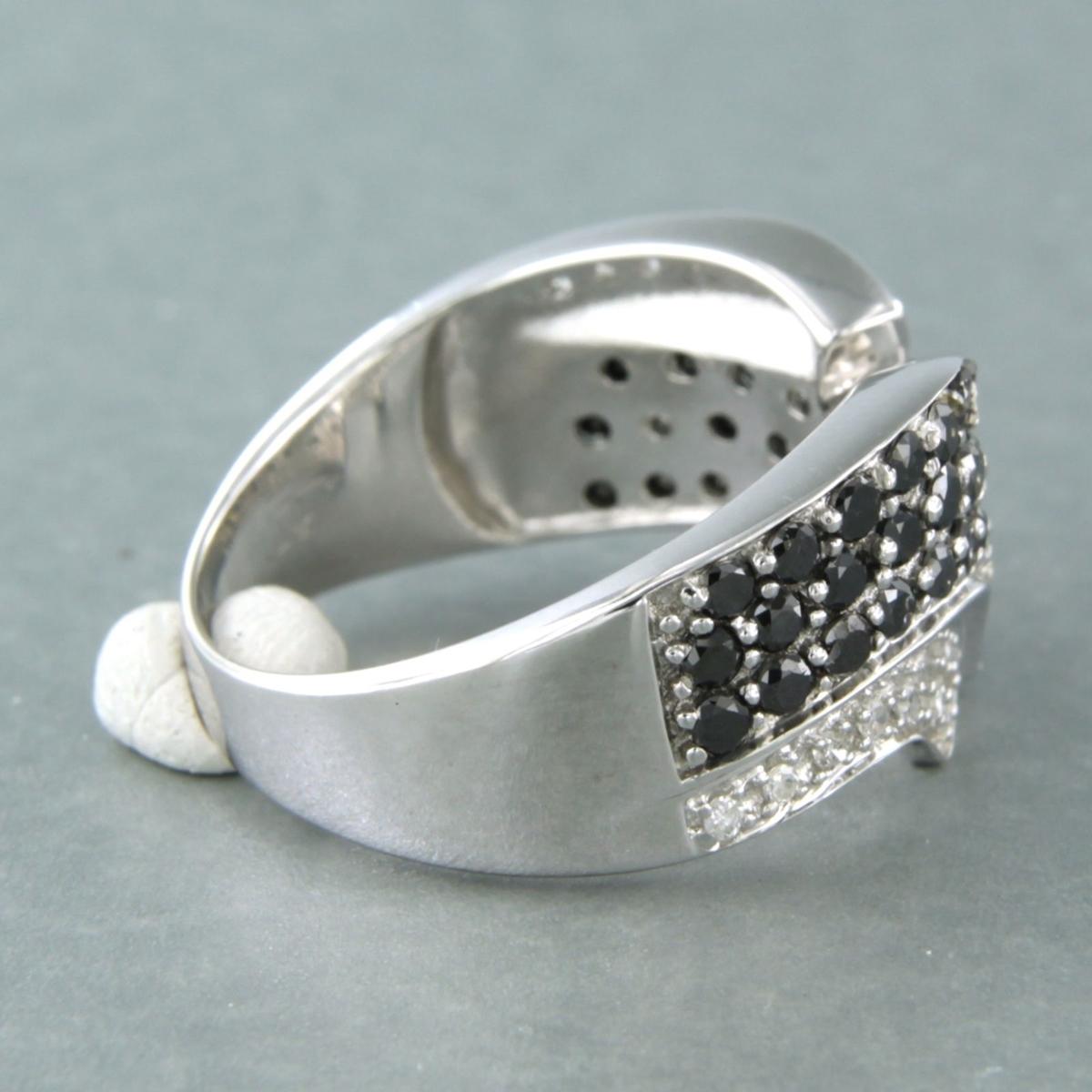 Moderno Whiting con diamanti neri e diamanti a taglio singolo fino a 0,80ct in oro bianco 18k in vendita