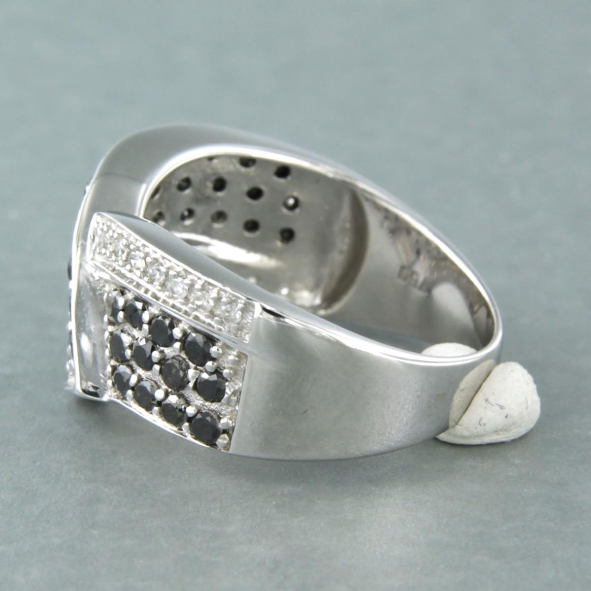 Taglio brillante Whiting con diamanti neri e diamanti a taglio singolo fino a 0,80ct in oro bianco 18k in vendita