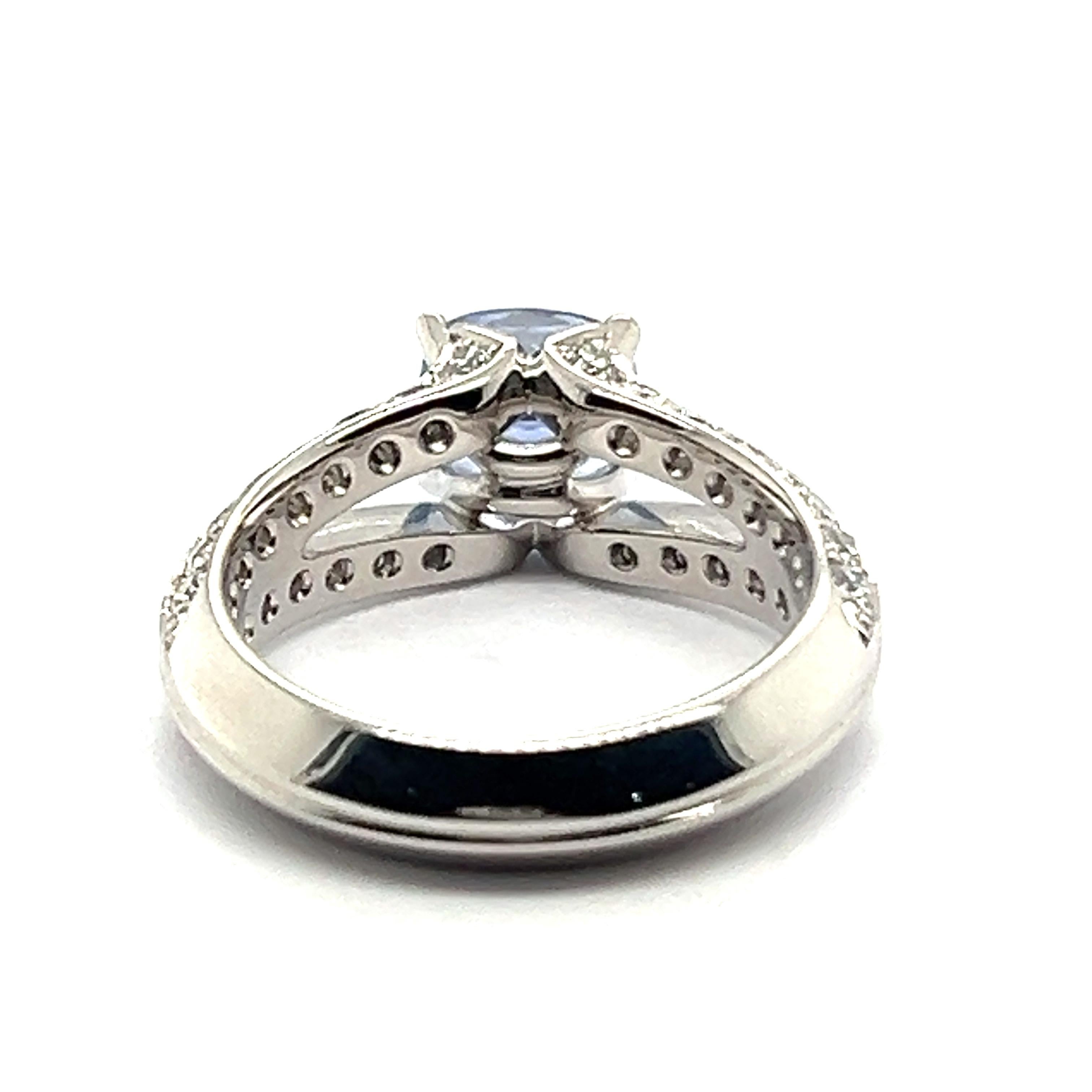Bague avec saphir bleu et diamants en or blanc 18 carats par Gübelin en vente 5