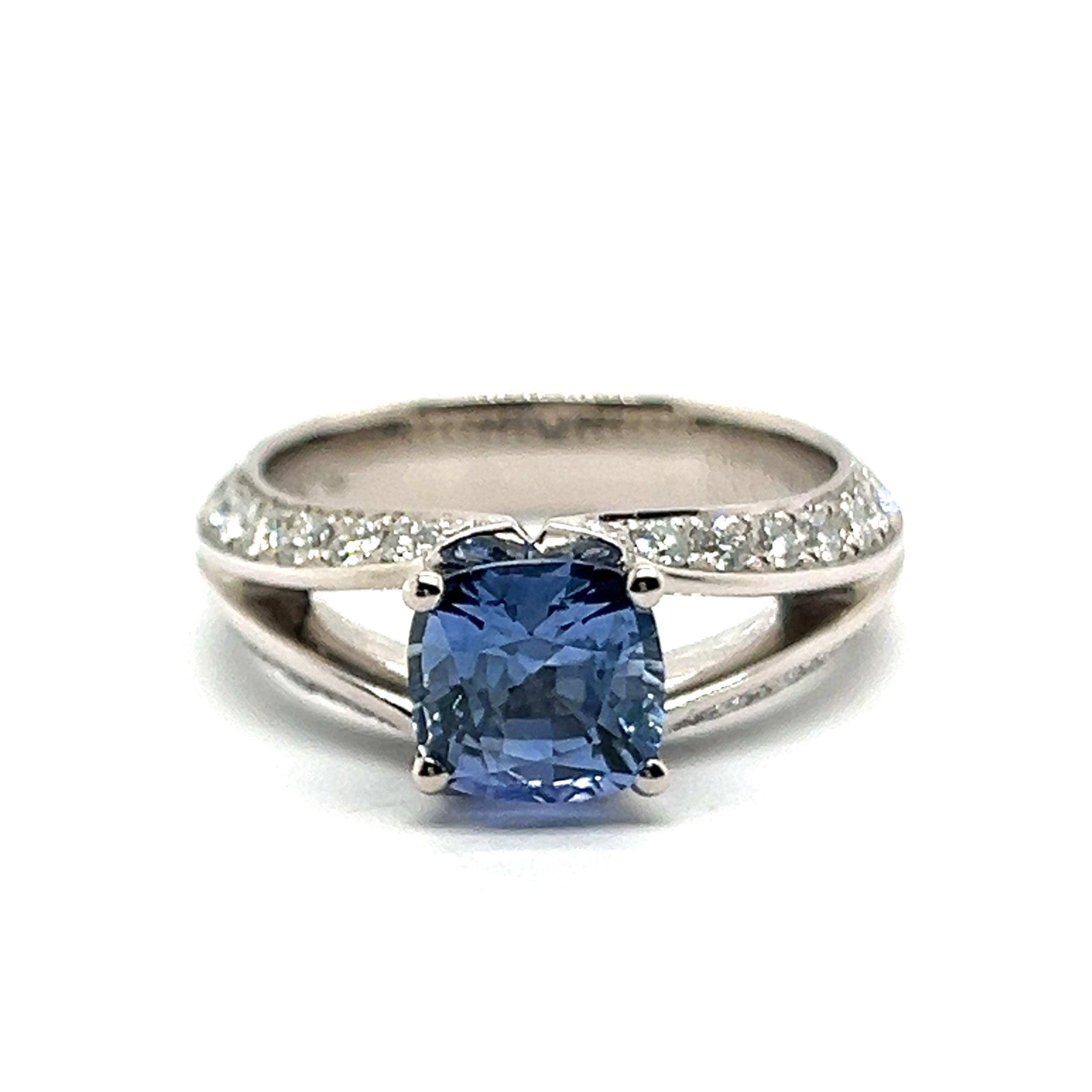 Bague avec saphir bleu et diamants en or blanc 18 carats par Gübelin en vente 6