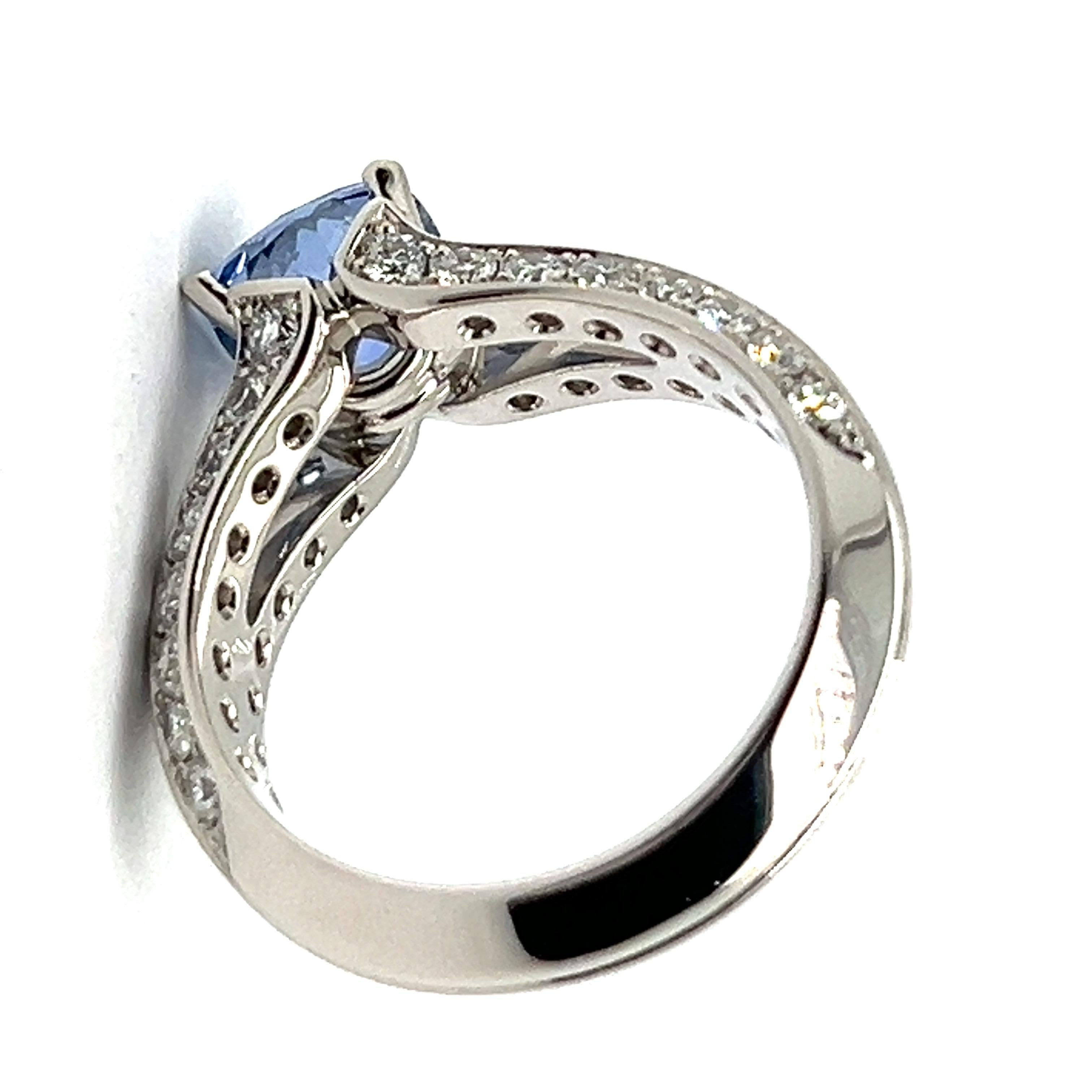 Bague avec saphir bleu et diamants en or blanc 18 carats par Gübelin en vente 7