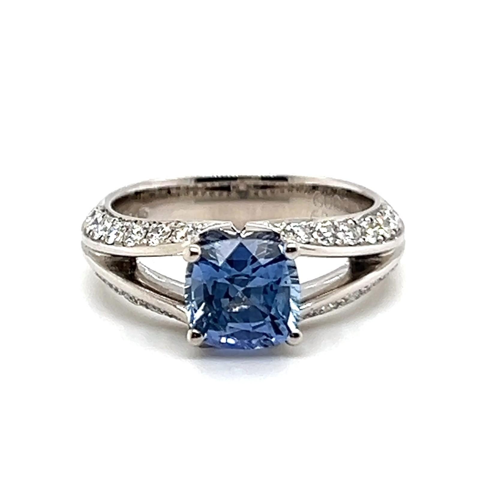 Découvrez l'élégance exquise de la bague Gübelin en saphir bleu en or blanc céleste 18 carats. 

Sa pièce maîtresse est un rare saphir bleu non traité de 1,89 ct. taillé en coussin, réputé pour sa teinte céleste rappelant celle d'une aurore bleue.
