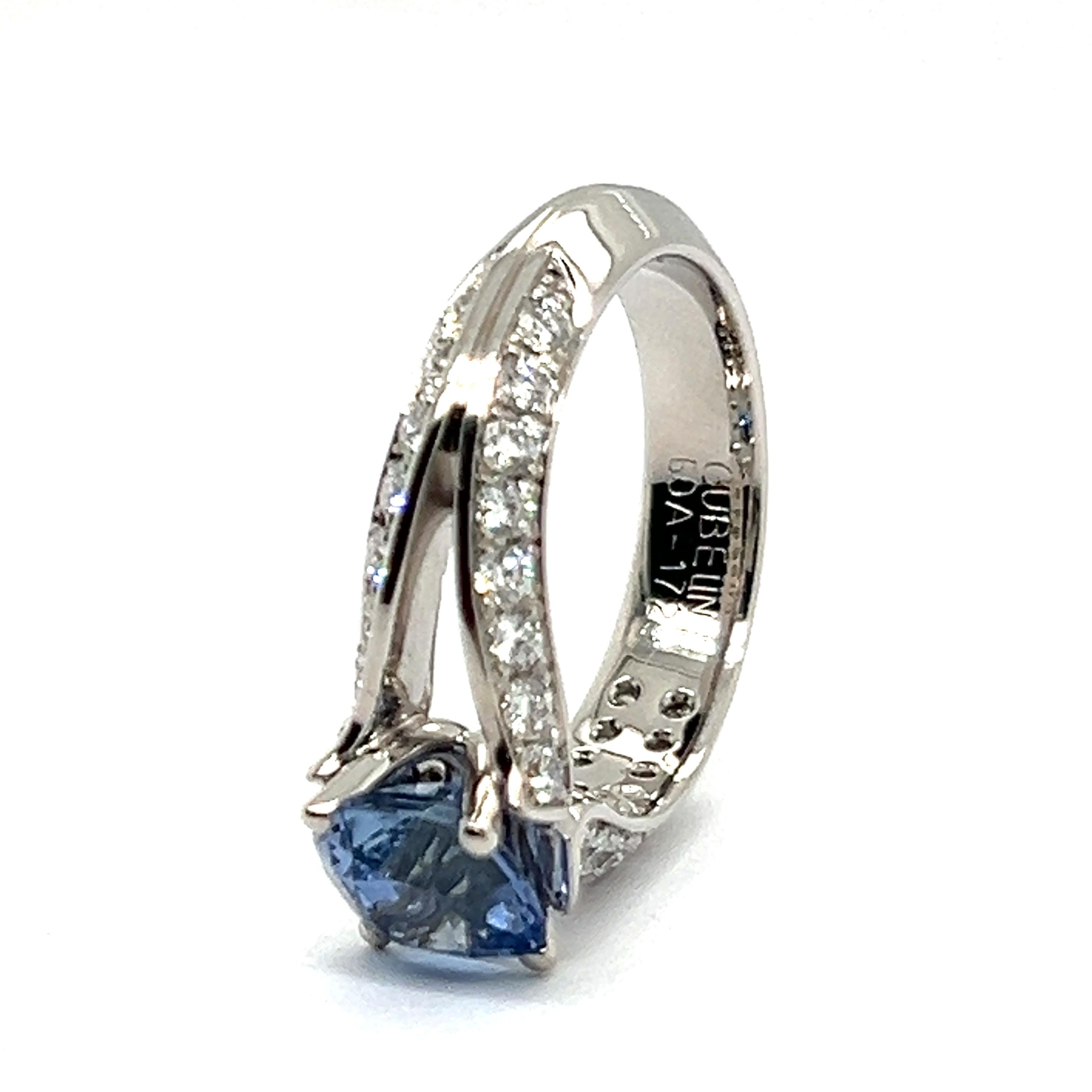Moderne Bague avec saphir bleu et diamants en or blanc 18 carats par Gübelin en vente