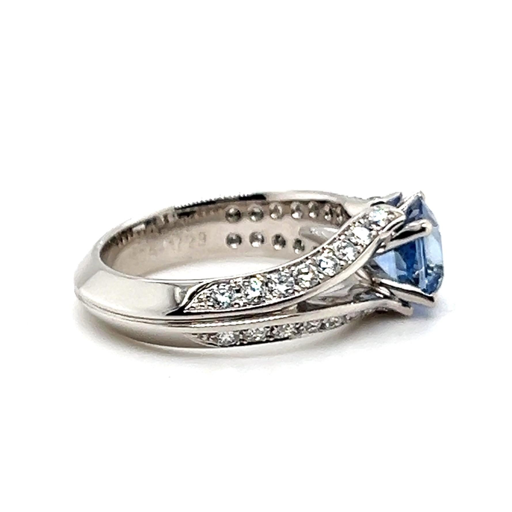 Taille coussin Bague avec saphir bleu et diamants en or blanc 18 carats par Gübelin en vente