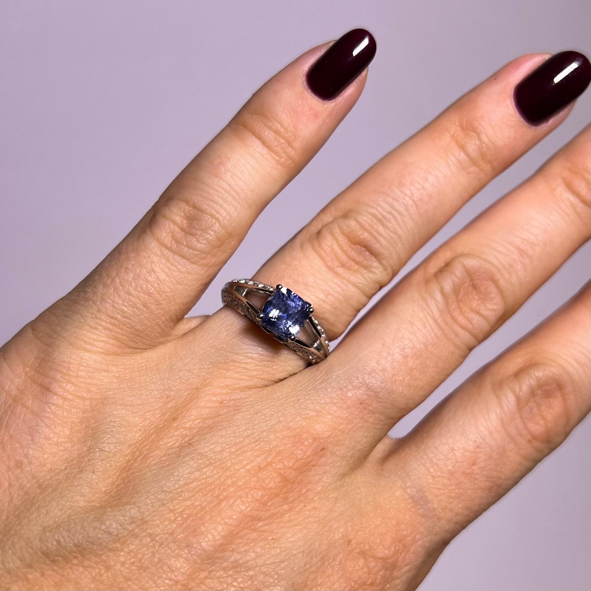 Bague avec saphir bleu et diamants en or blanc 18 carats par Gübelin Excellent état - En vente à Lucerne, CH