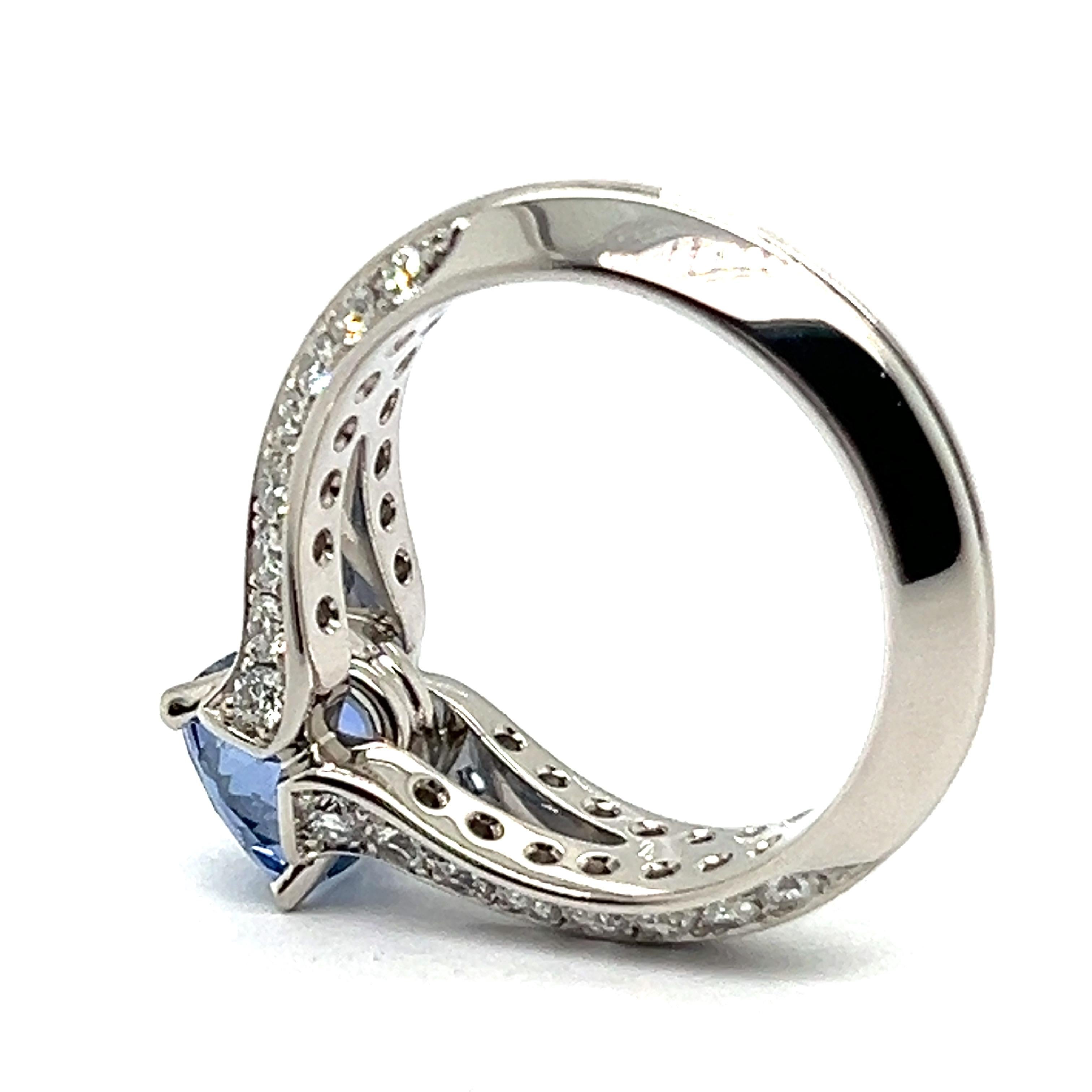 Bague avec saphir bleu et diamants en or blanc 18 carats par Gübelin Unisexe en vente
