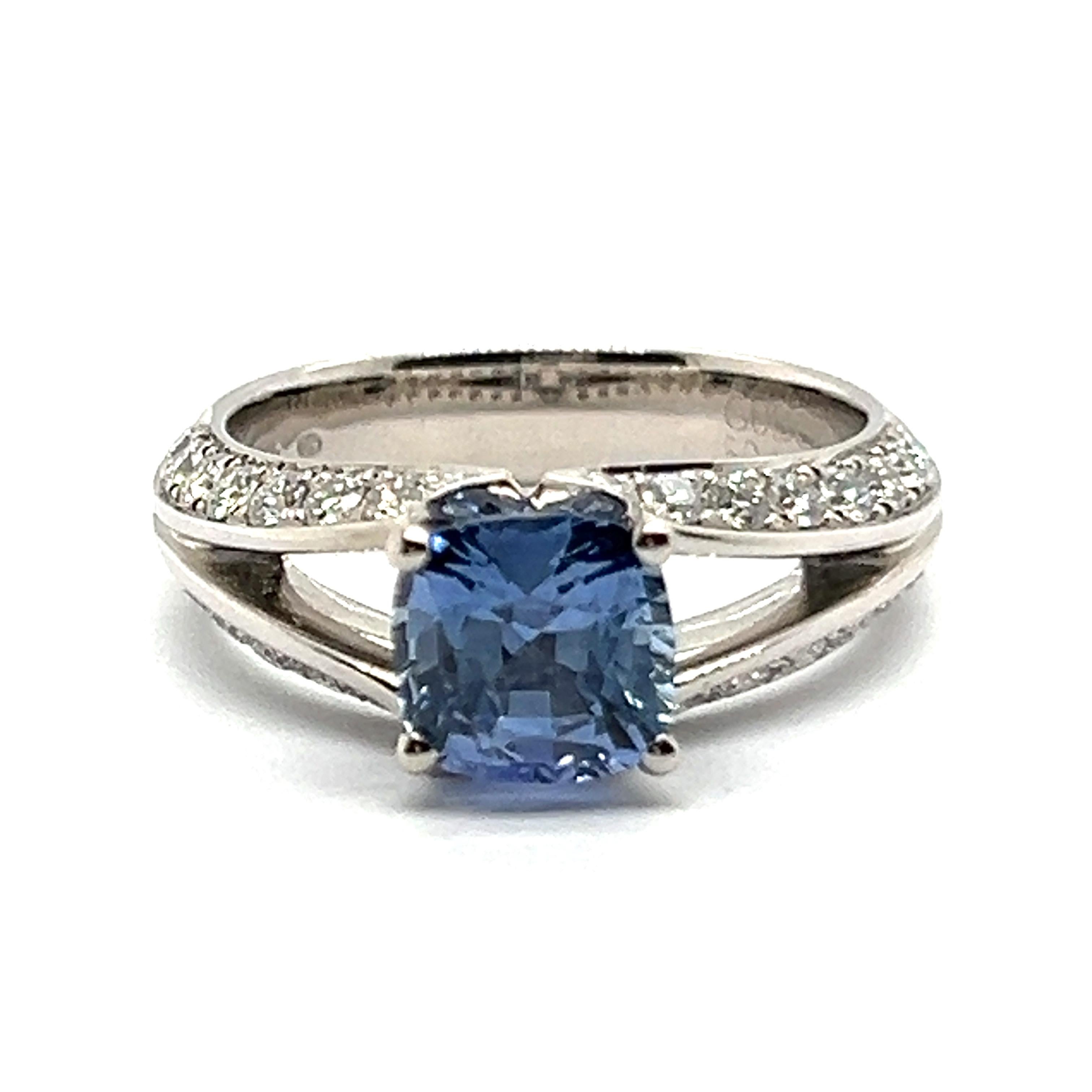 Bague avec saphir bleu et diamants en or blanc 18 carats par Gübelin en vente 1