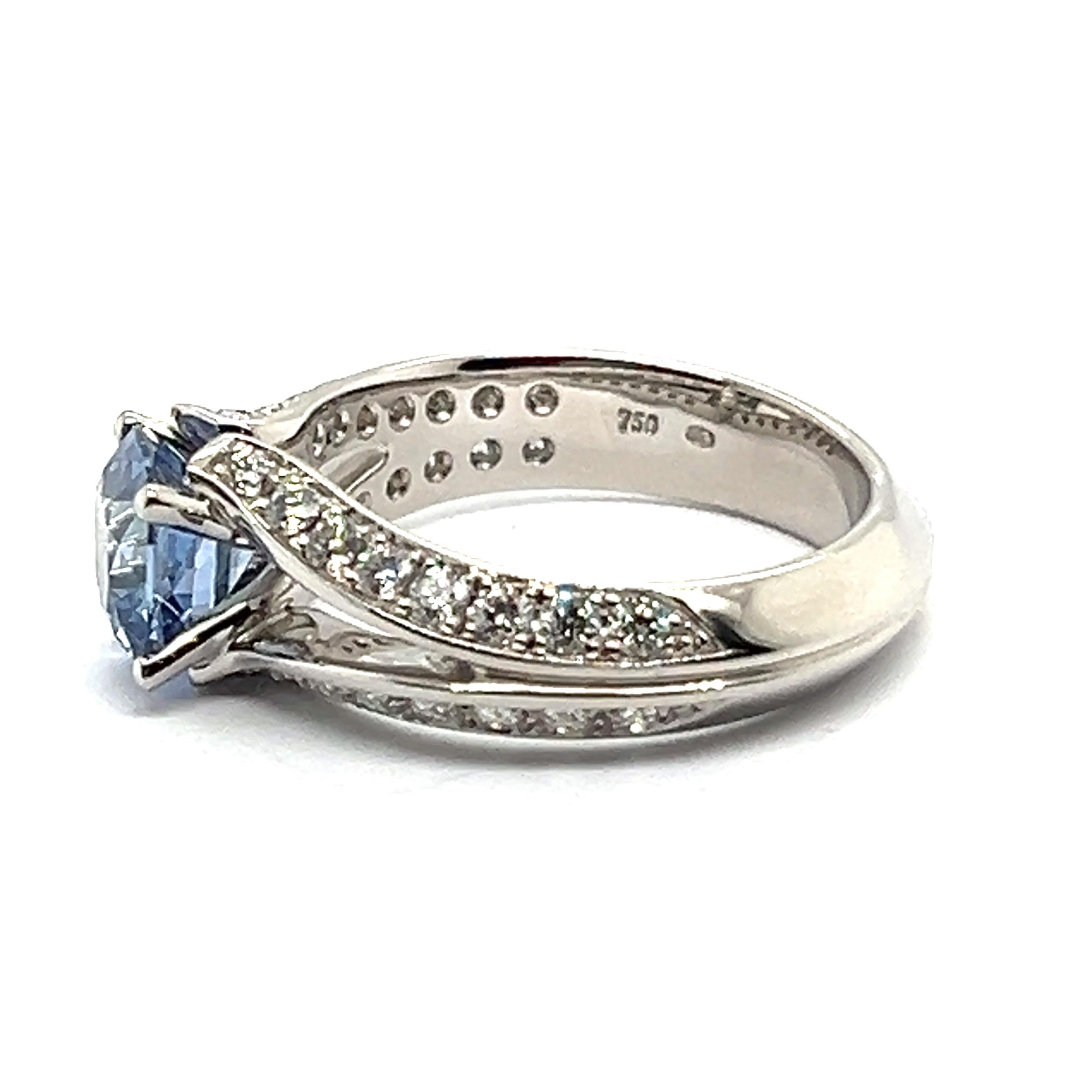 Bague avec saphir bleu et diamants en or blanc 18 carats par Gübelin en vente 2