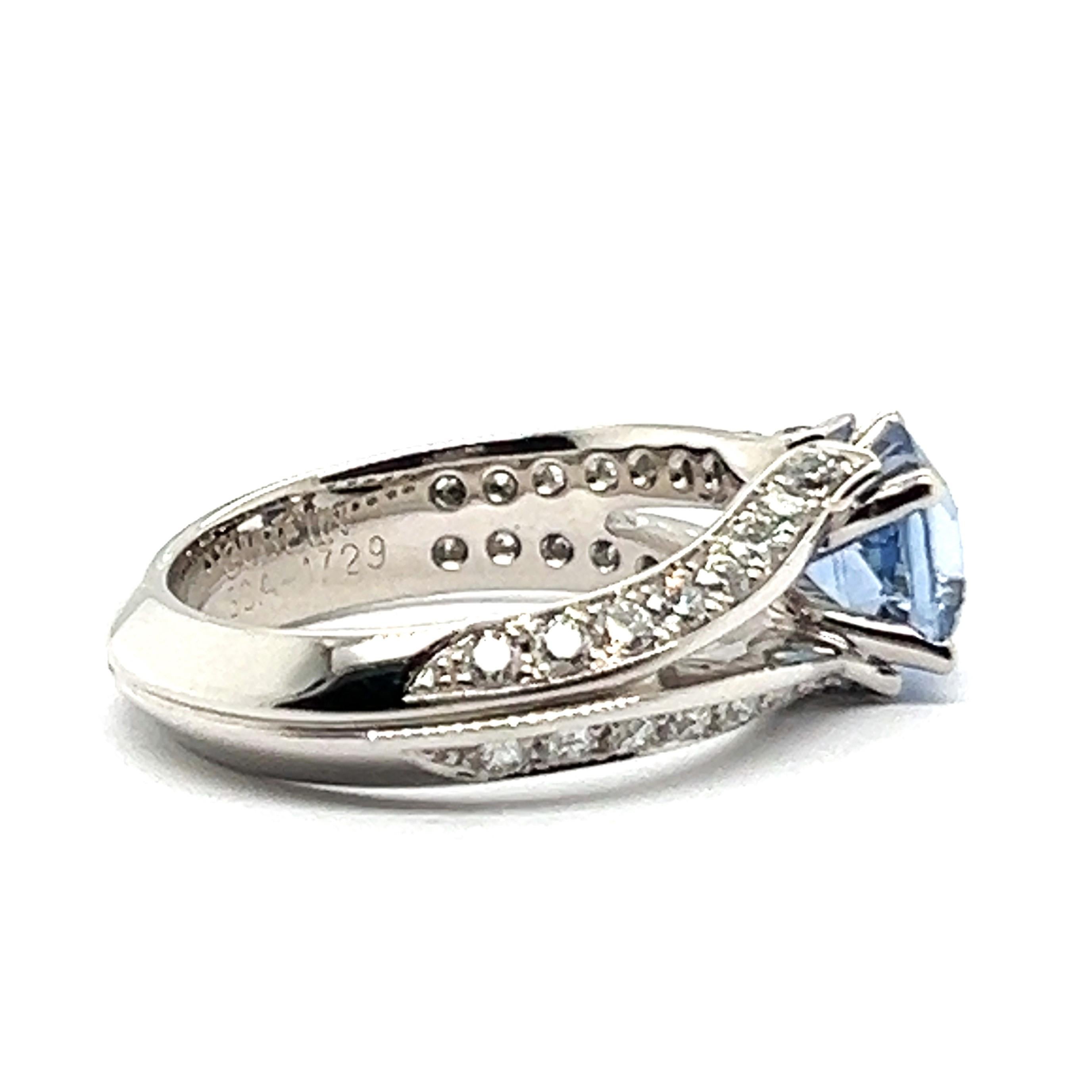 Bague avec saphir bleu et diamants en or blanc 18 carats par Gübelin en vente 3