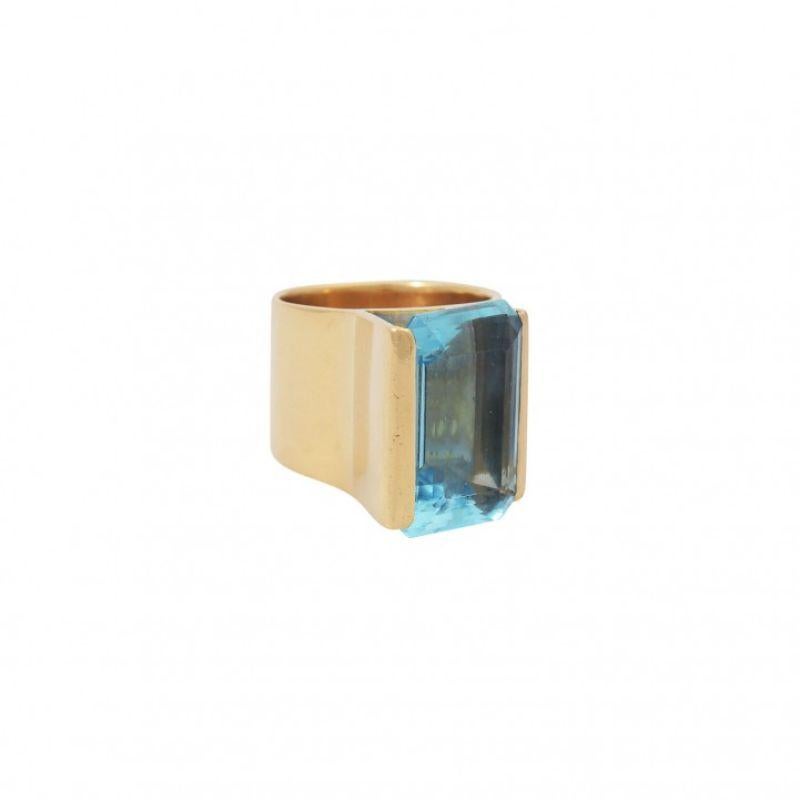 GG 18K, 23.6g, RW: 56, 21st century, stone with signs of wear, facet edges rubbed. Handwork.

 Ring with blue topaz L x W 19.4x12mm, YG 18K, 23.6g, ring size 56, 21st century, stone with signs of wear, facet edges abraded. Handmade.