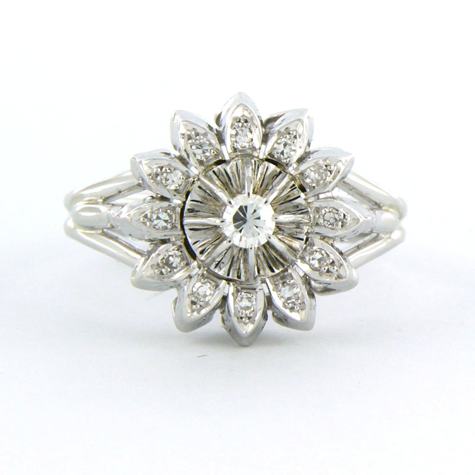 Anello in oro bianco 18k con diamanti taglio brillante e diamanti taglio singolo, diametro fino a 0,40 ct - F/G - VS/SI - misura US 7,25 - EU 17,5 (55)

Descrizione dettagliata:

La parte superiore dell'anello è larga 1,4 cm e alta 9,9 mm.

Misura