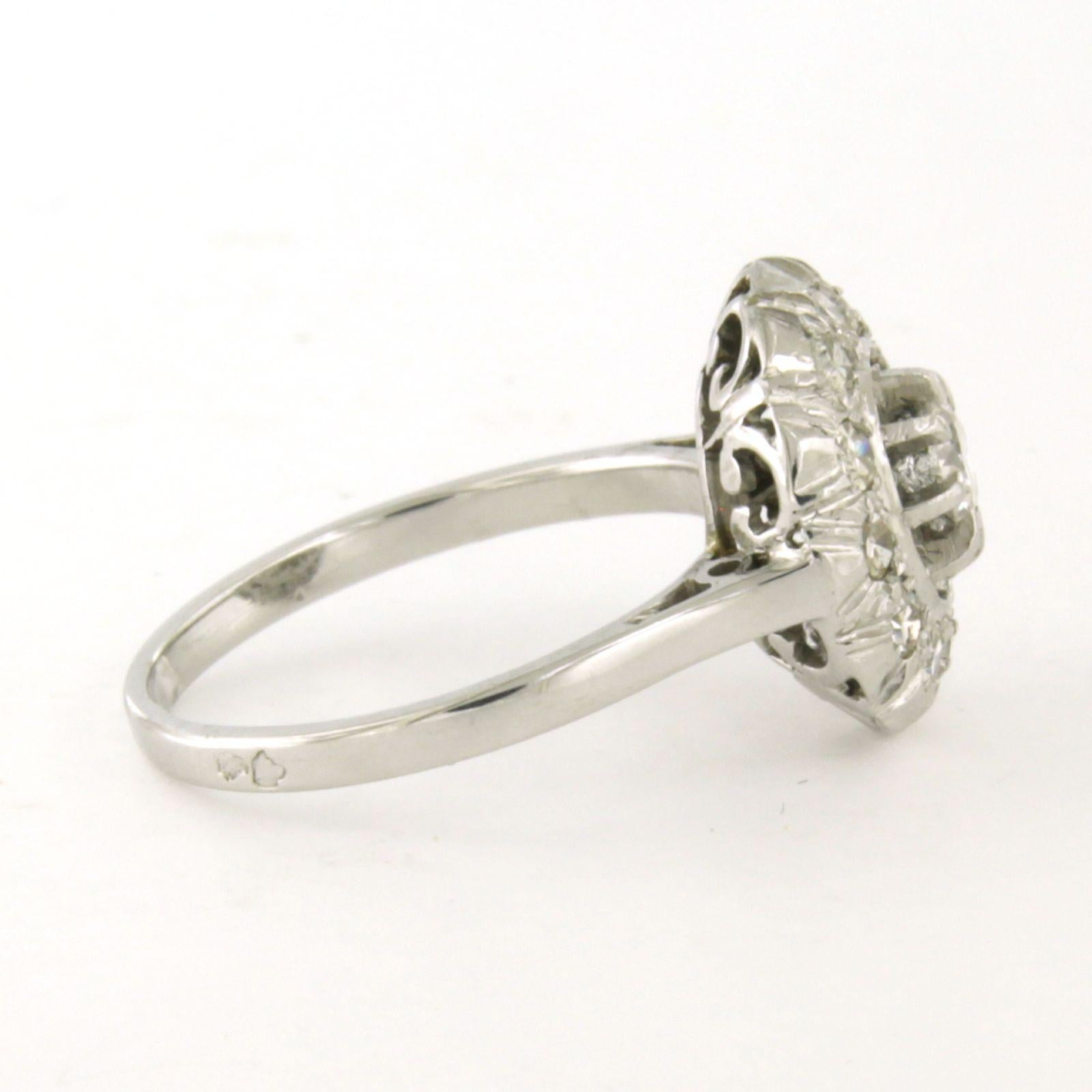 Bague entourage en or blanc 18k et platine sertie de diamants taille brillant et simple jusqu'à 0.50ct - F/G - VS/SI - taille de bague US 6 - EU 16.5 (52)

description détaillée :

La partie supérieure de l'anneau mesure 1,3 mm de large et 6,5 mm de