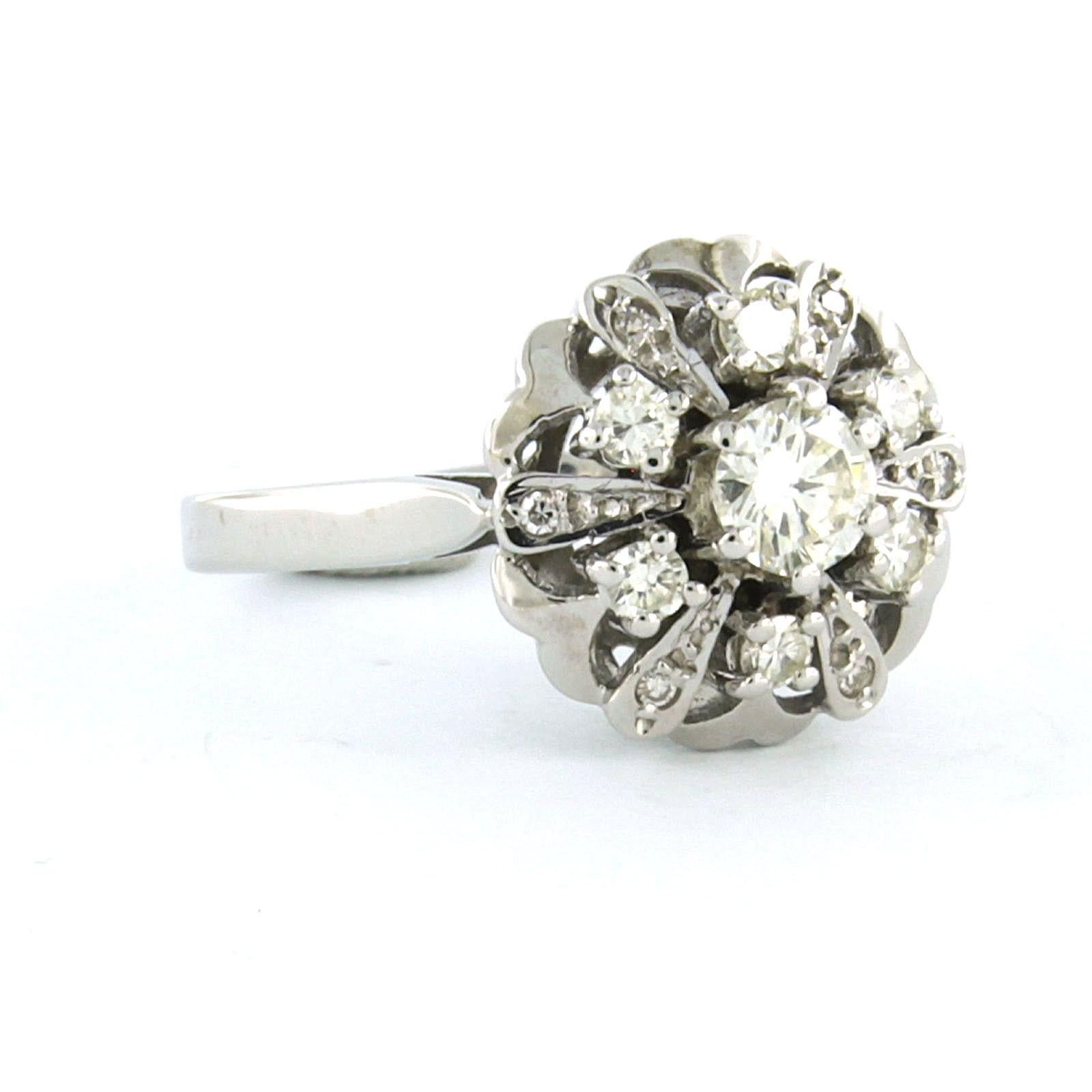 Bague entourage en or blanc 14k sertie de diamants taille brillant jusqu'à 0,76ct. - J/K, G/H - VS/SI - taille de bague US 7.25 - EU 17.5 (55)

Description détaillée

Le haut de l'anneau mesure 1,3 cm de large et 8,8 mm de haut.

poids : 3,7