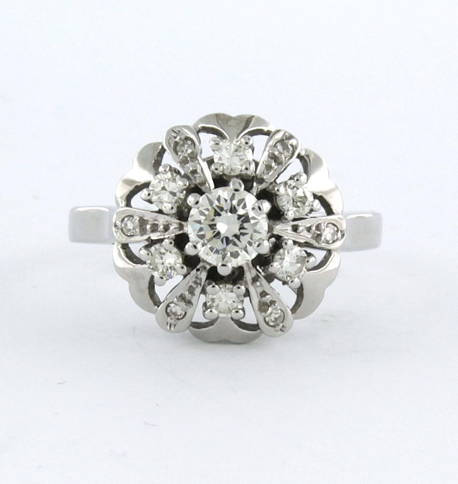 Entourage-Ring aus 14 Karat Weißgold, besetzt mit Diamanten im Brillantschliff von bis zu 0,76ct. - J/K, G/H - VS/SI - Ringgröße US 7.25 - EU 17.5 (55)

Ausführliche Beschreibung

Die Oberseite des Rings ist 1,3 cm breit und 8,8 mm hoch.

Gewicht: